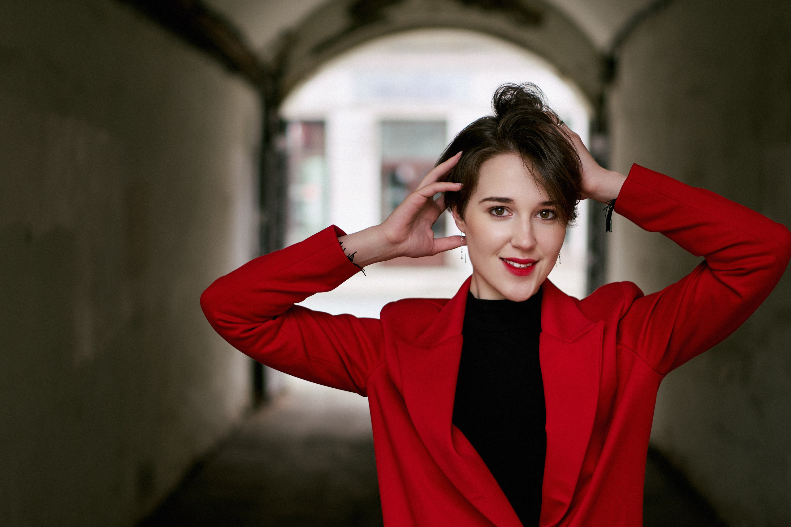 Девушка в красном