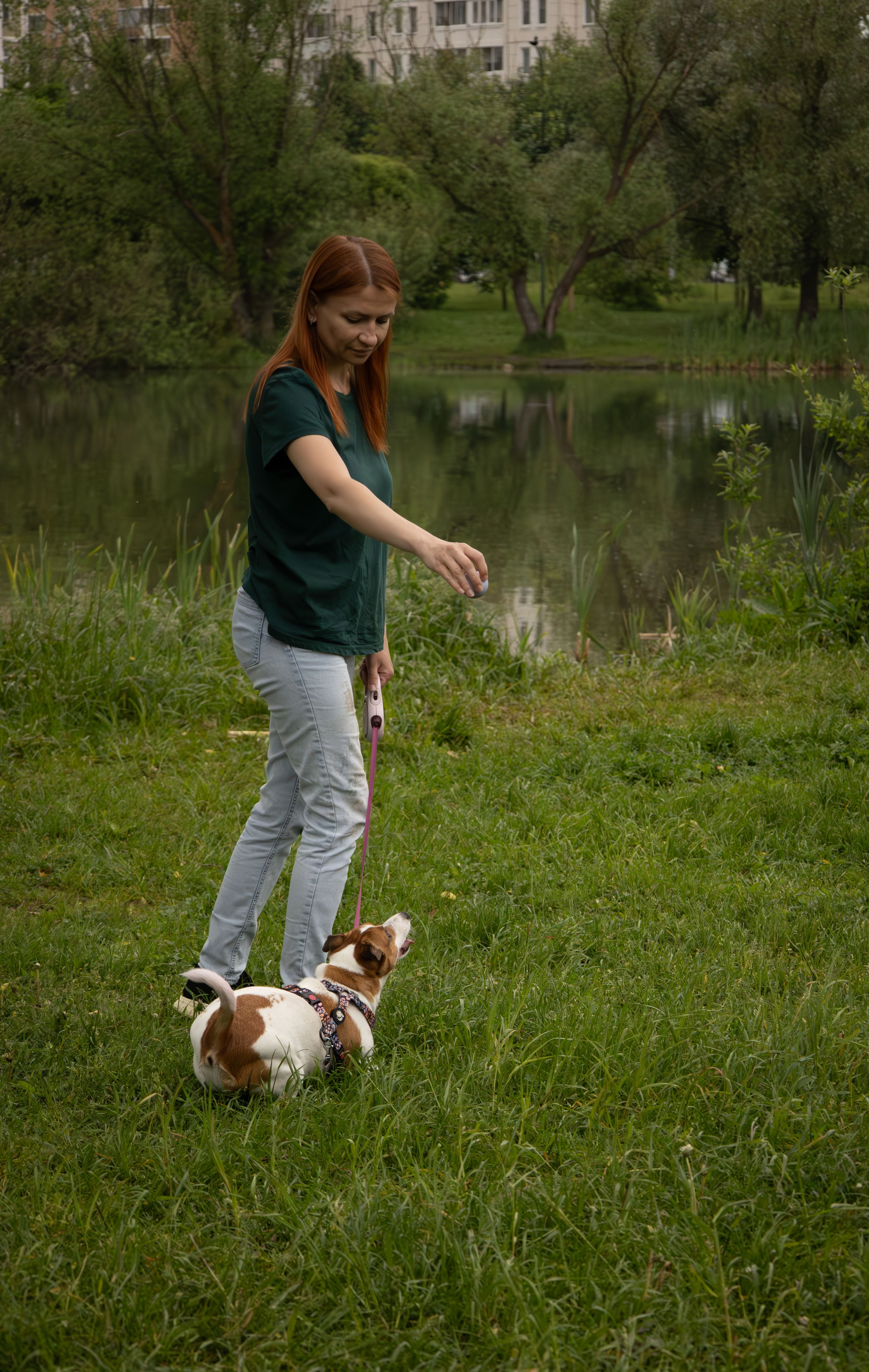 Моя маленькая спутница: Банни и Настя в Южнобутовском парке. Фотограф-анималист в Москве Екатерина Тихонова