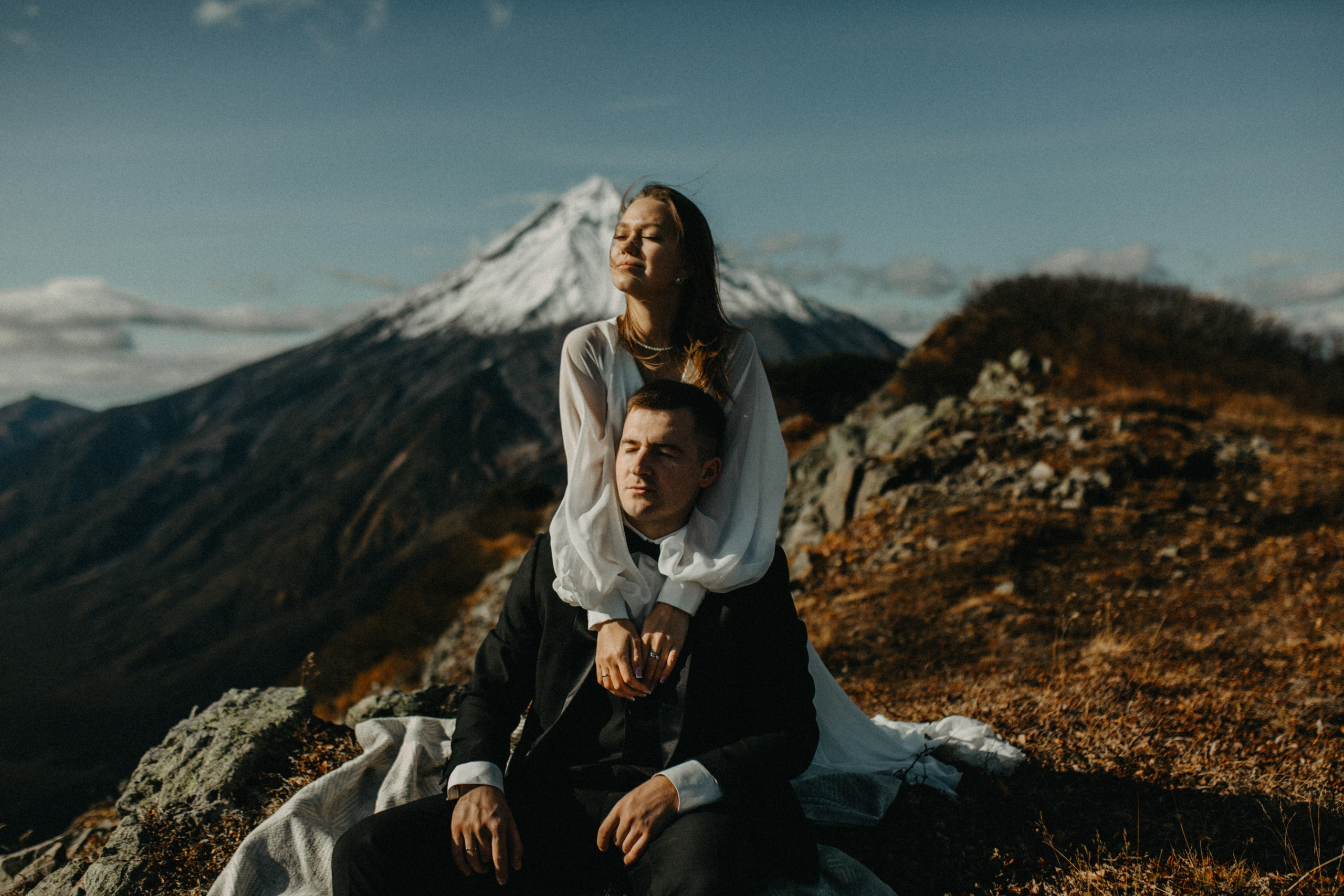 Вертолетный полет Бухта Жировая. Свадебное фото и видео на Камчатке. Туристические маршруты