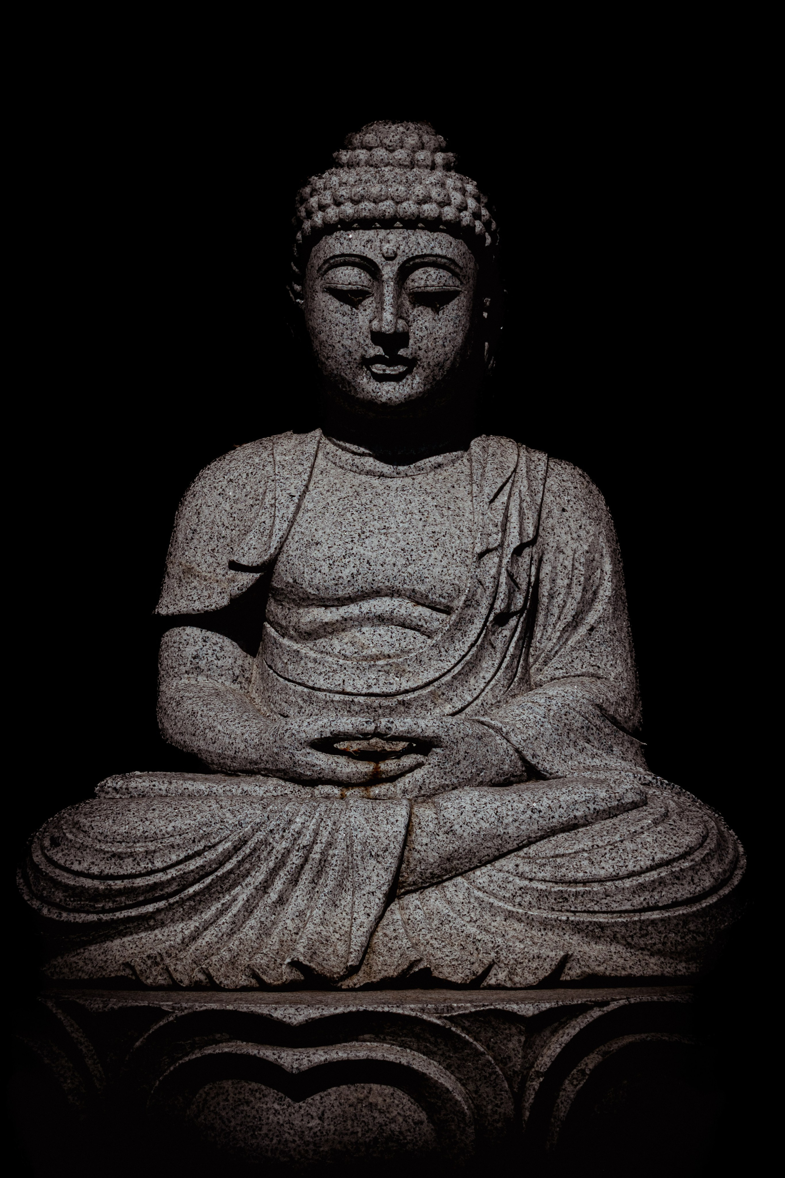 Статуя будды в темноте
