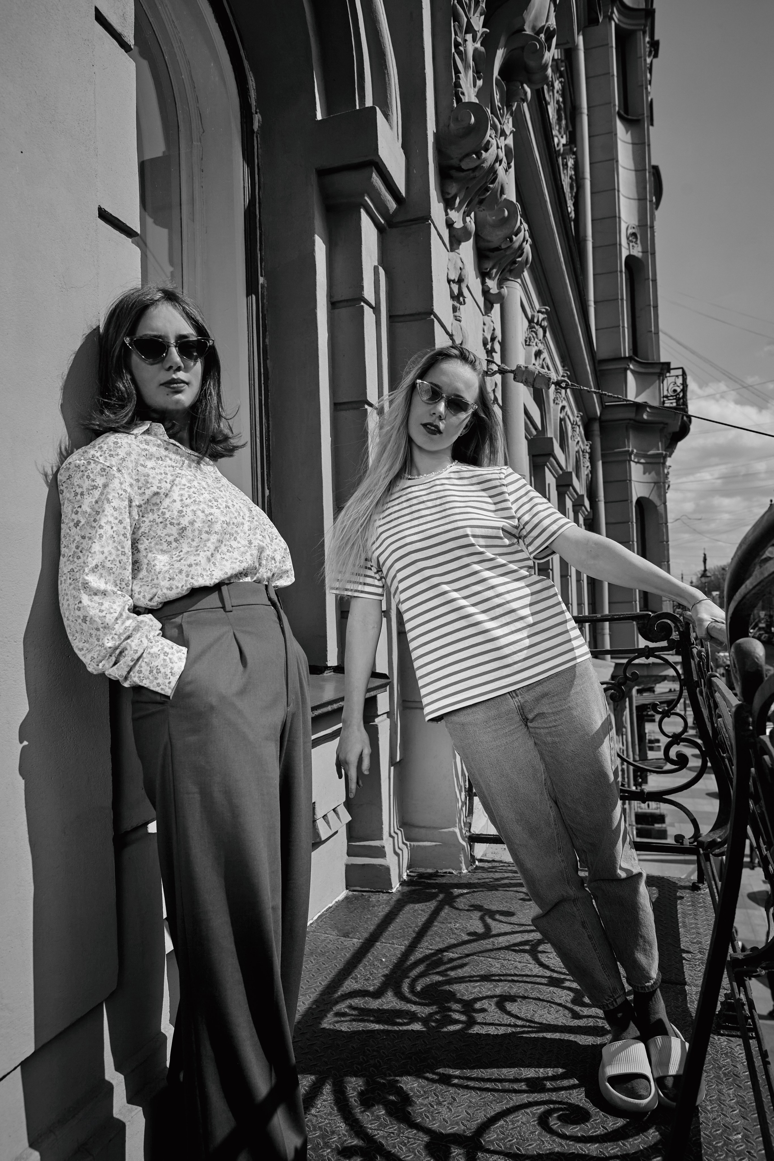 Две девушки на балконе в очках отдыхаю, чб