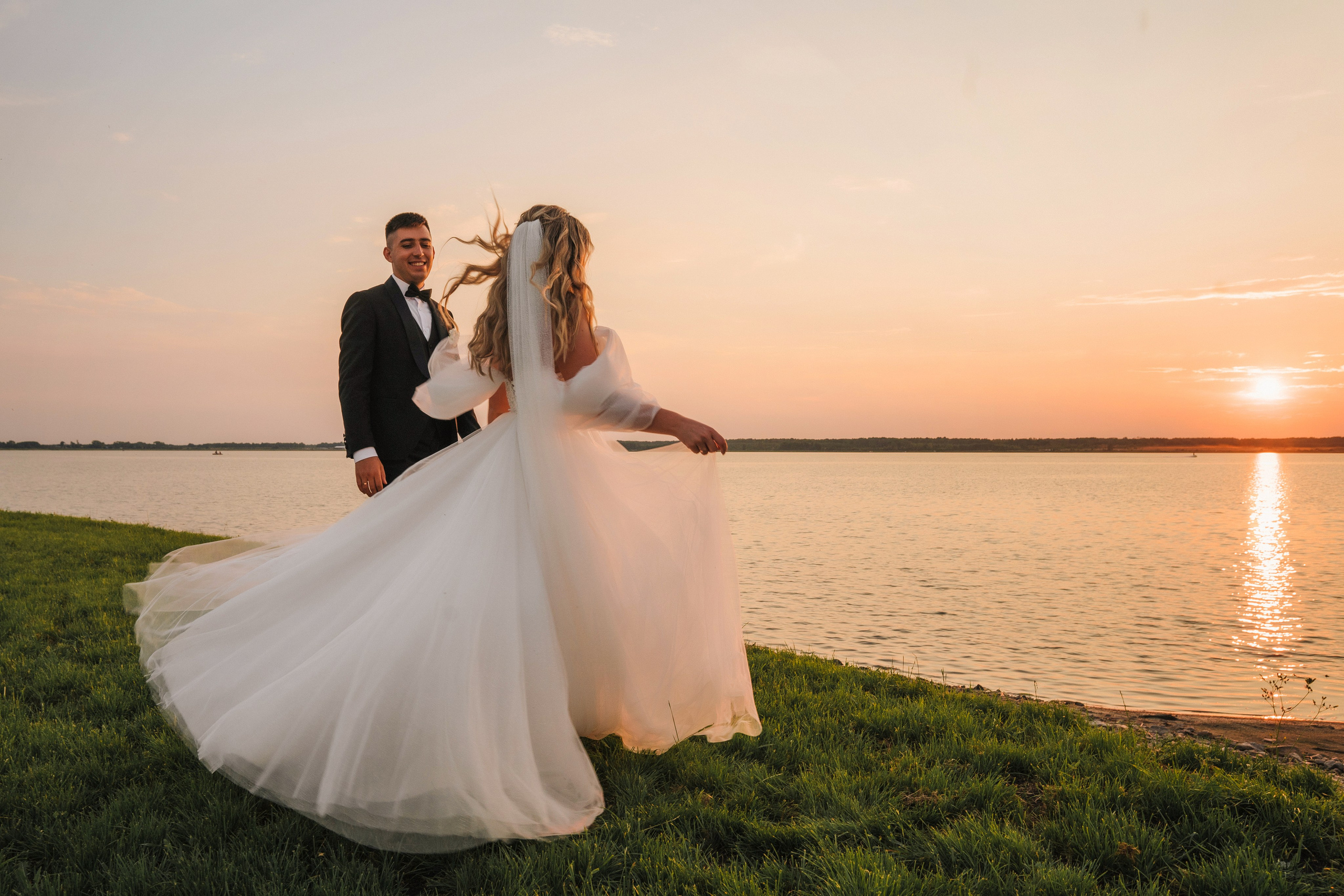 Свадебное фото на закате у озера, Каменск-Уральский