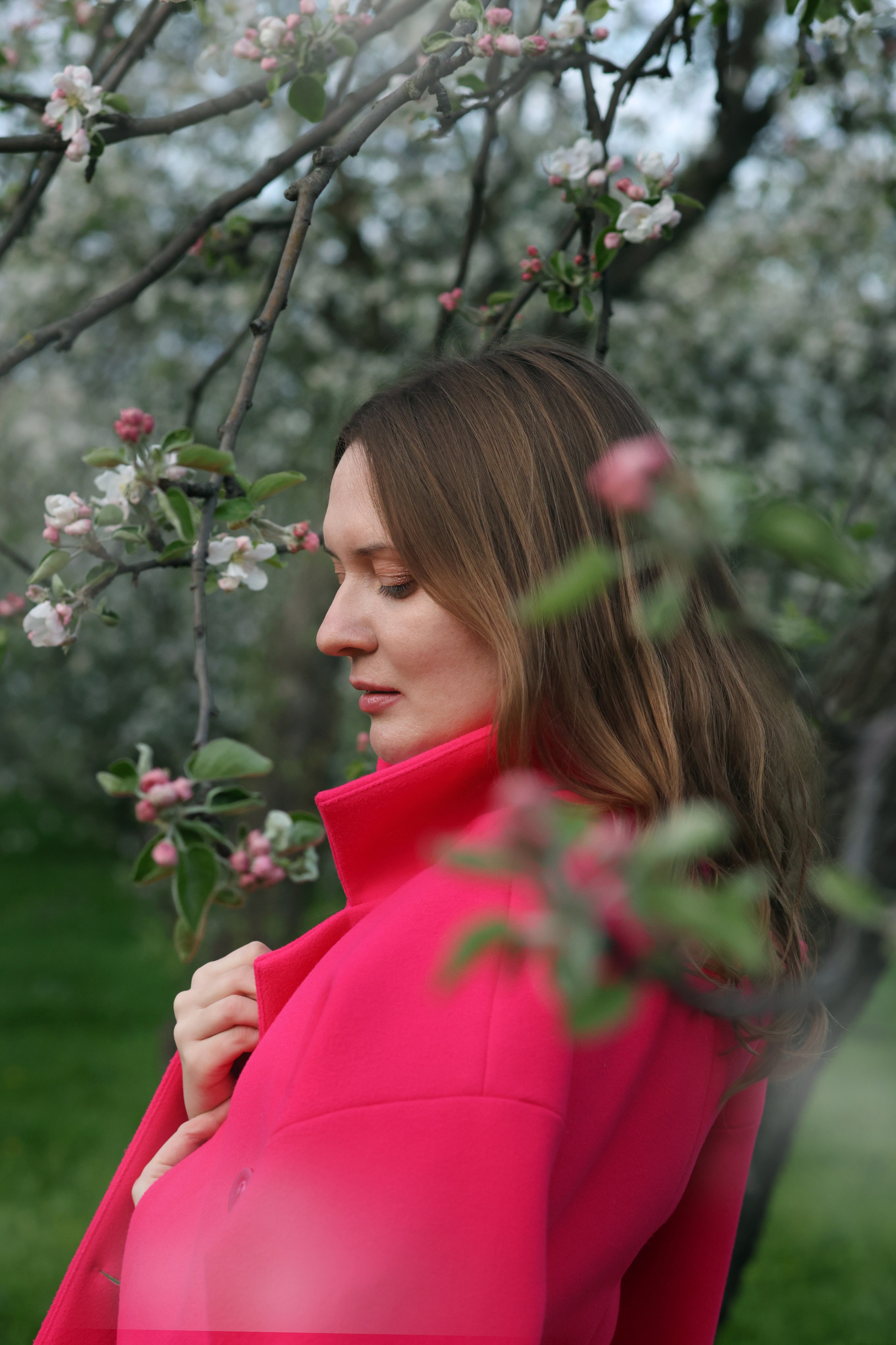 фотосессии в цветении, фотосессии в цветущих праках Москвы, фотопрогулка в Балашихе, фотопрогулка в Москве, девушка фото, женский портрет в цветущих яблонях в Москве