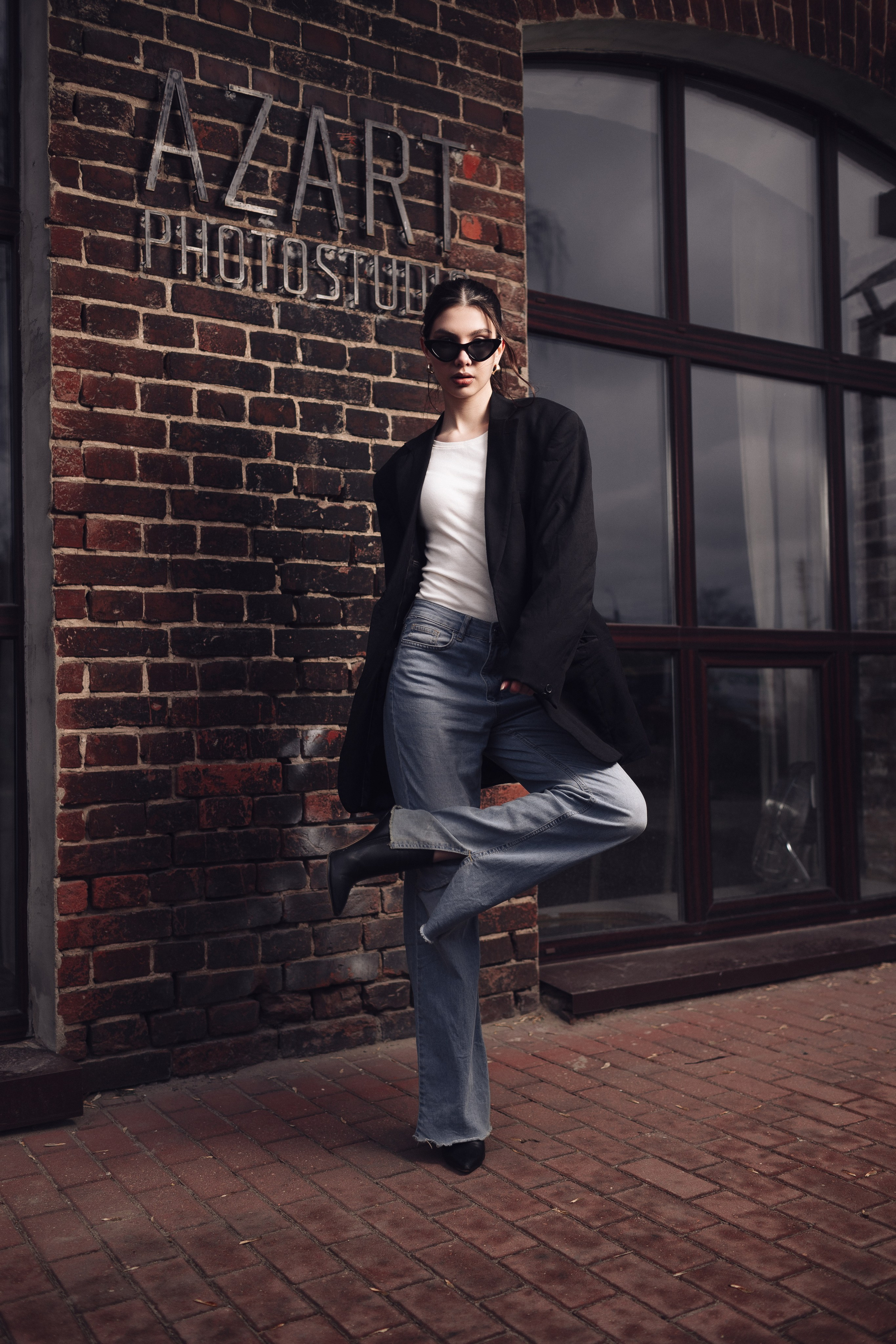 фото в пиджаке и джинсах каблуки