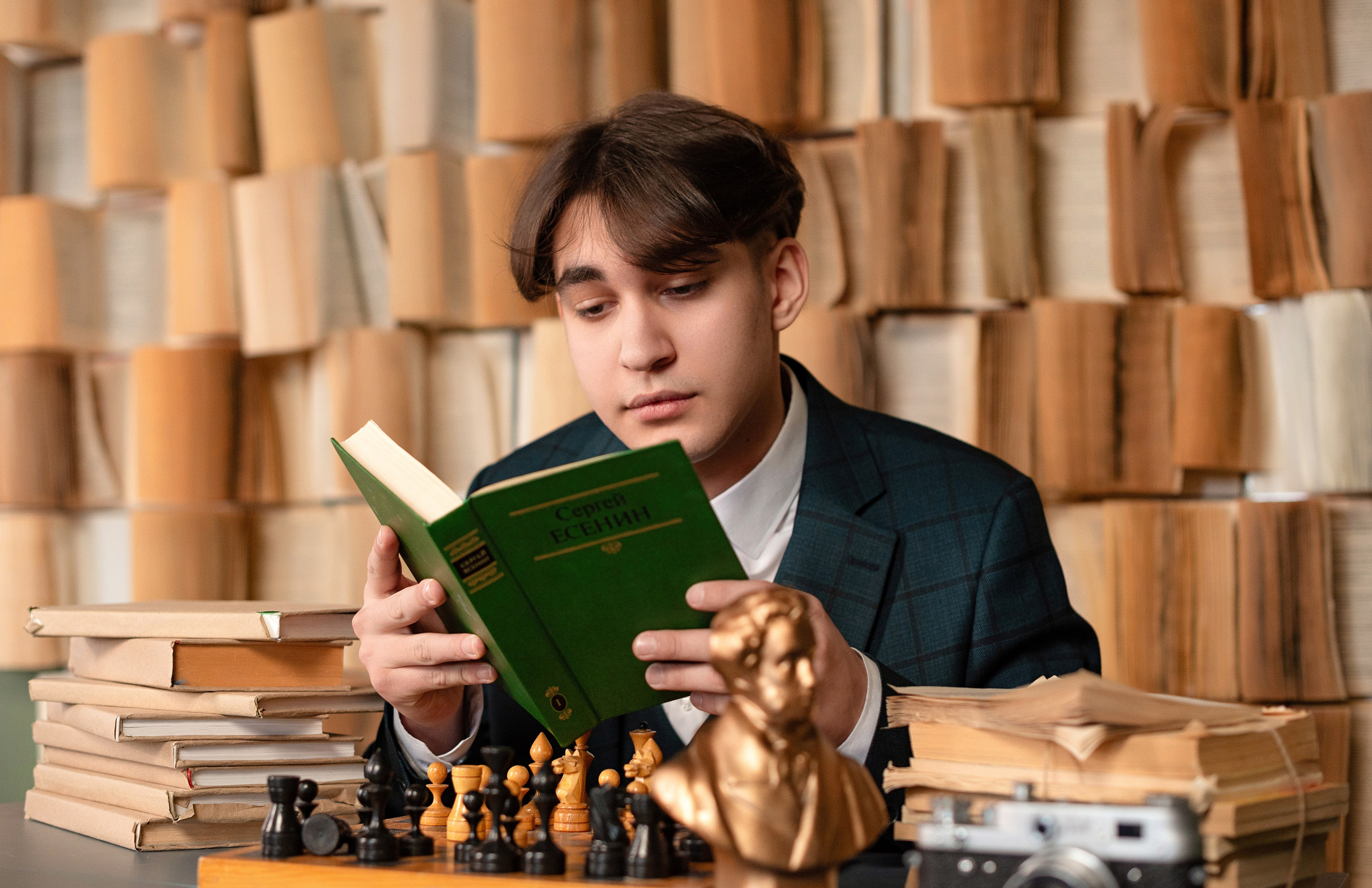 Фотограф из Сургута и Нефтеюганска, специализирующийся на съемке выпускников школ и детских садов для качественных выпускных альбомов и фотокниг.