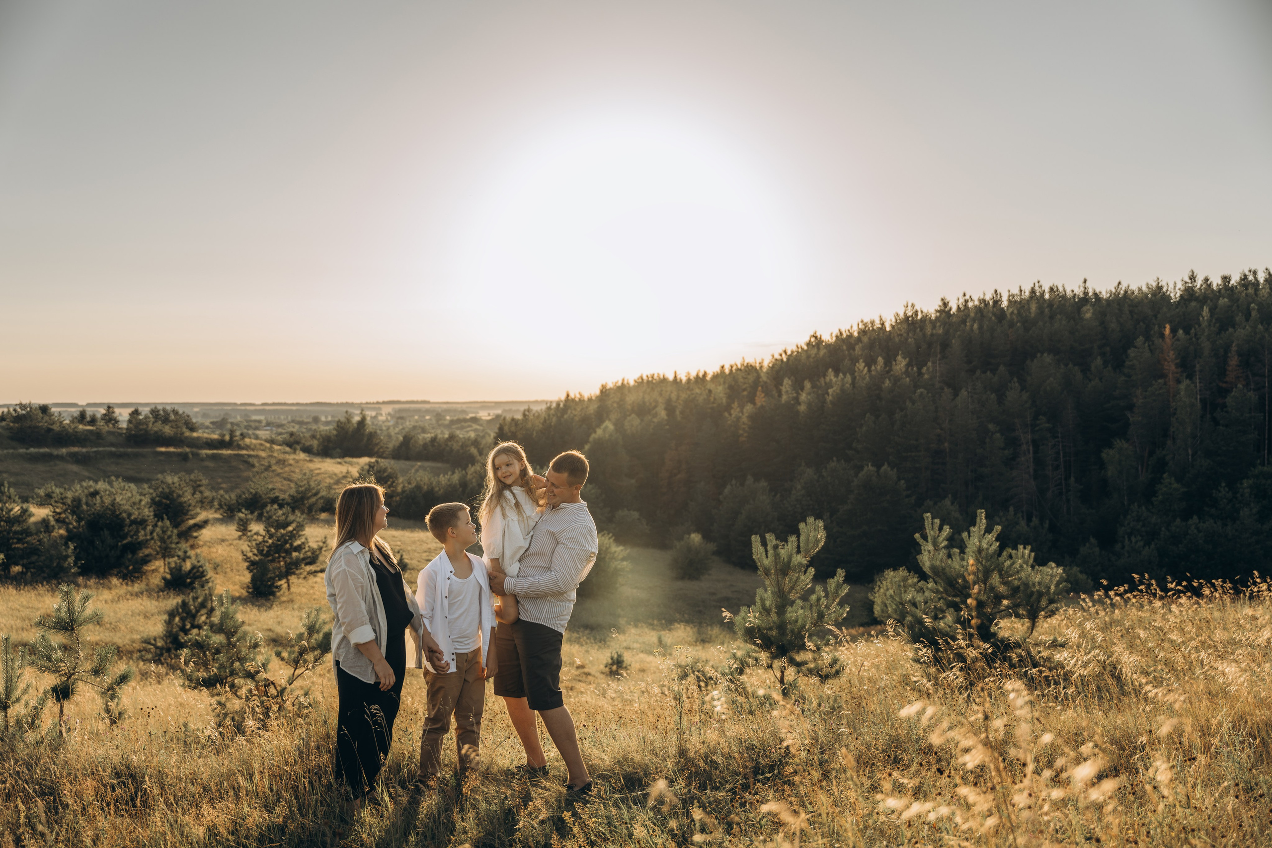 Летний луг, закат. Семейный фотограф Москва. Фотограф беременности и материнства Москва