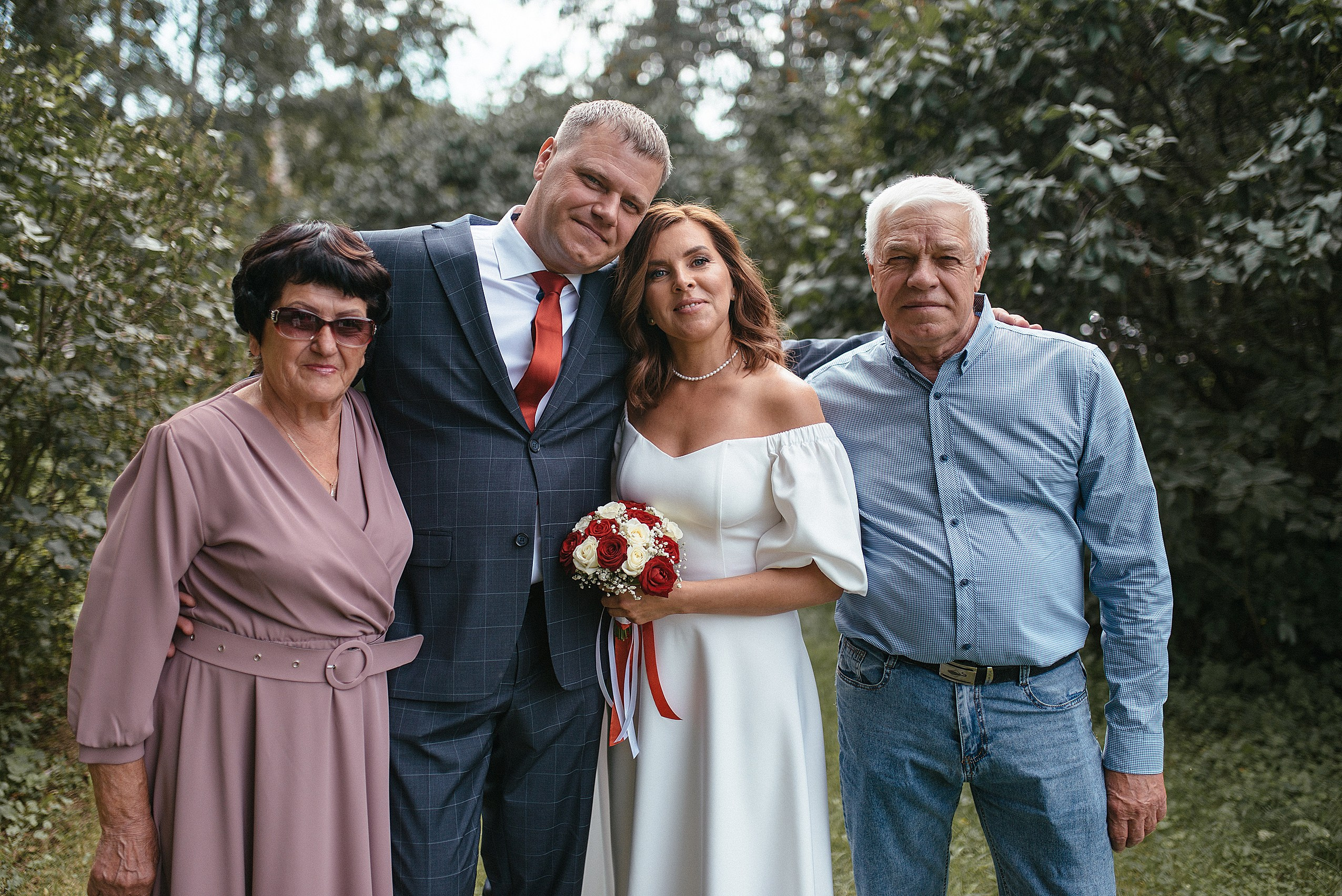 Уличная свадебная фотосессия в Краснообске. Свадебный  Фотограф Дарья Едапина Новосибирск. Фотограф Дарья Едапина Новосибирск