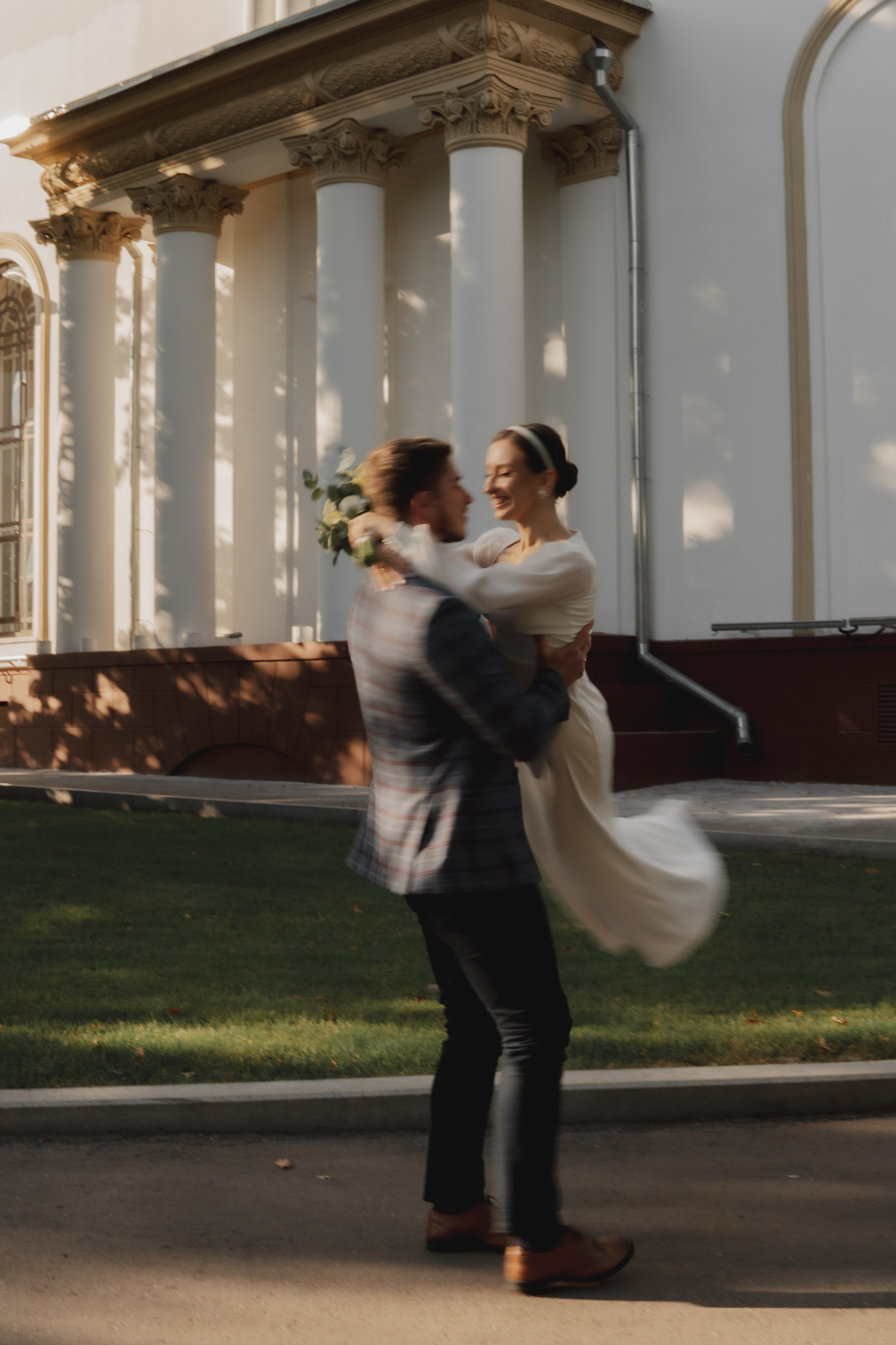 Свадебная прогулка. Мы тонем в лучах нежных объятий. Свадебный и портретный фотограф в Москве, Светлана Янковая