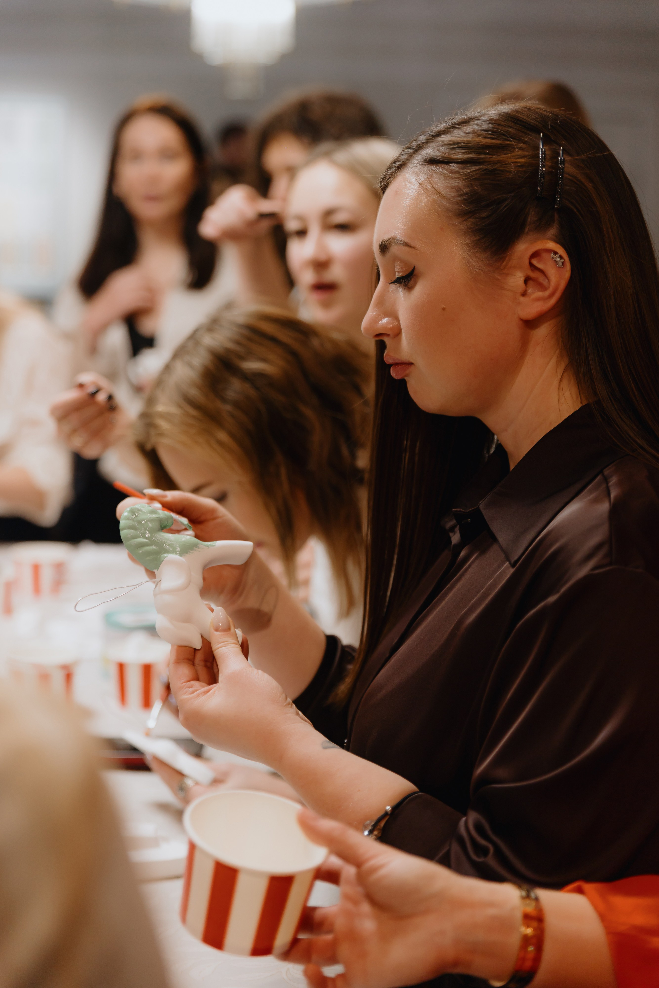 Предновогодний «Кофе-рейв» в L. DECO 17 декабря 2025 года. L. Deco интерьерный салон. Краски/обои/лепной декор