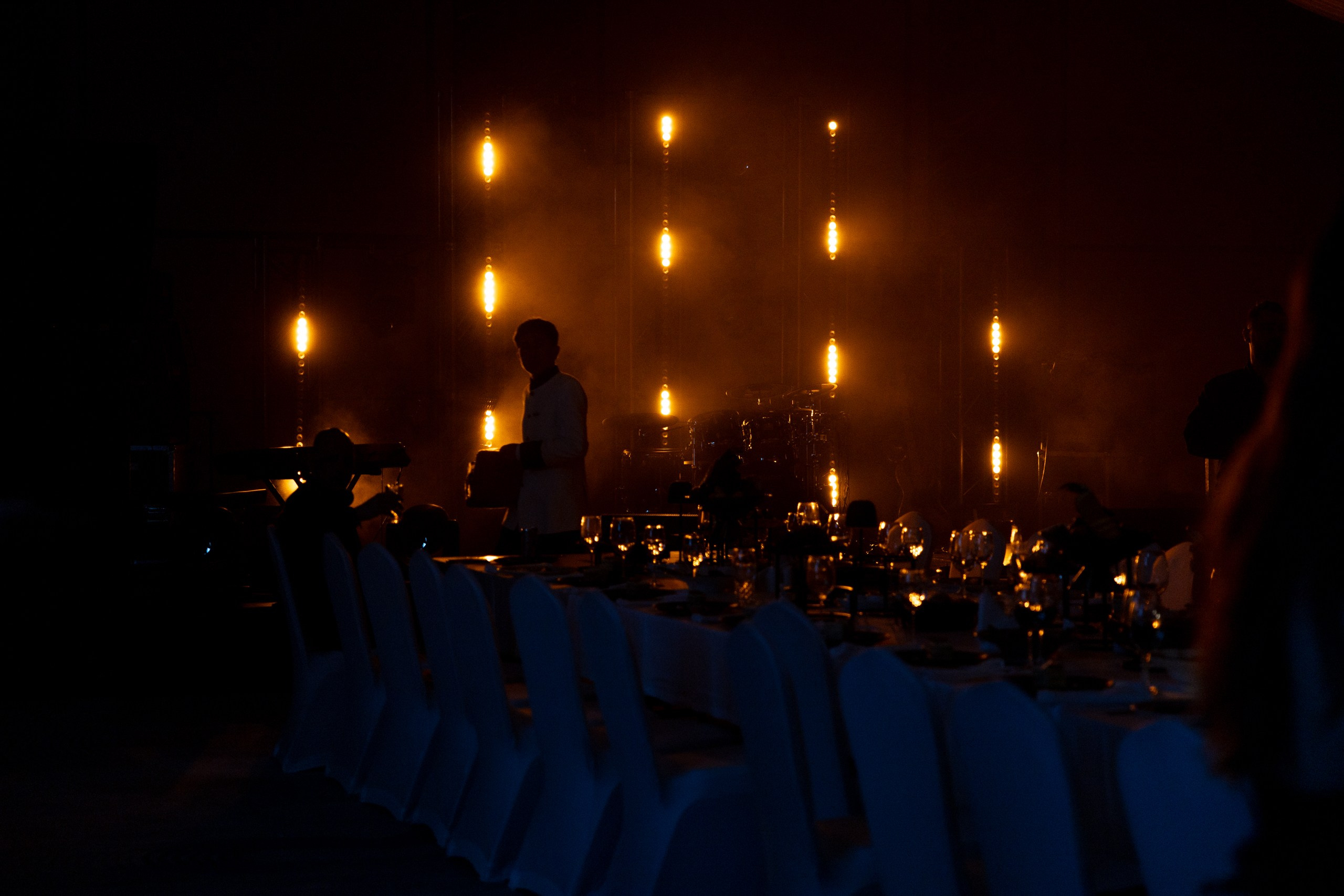 Здравствуйте! Я свадебный фотограф из Ульяновска, работаю в том числе по всей России и с выездом за границу. Снимаю свадьбы, lovestory, корпоративы, светский репортаж. Провожу обучение по фотографии, мастер-классы и воркшопы для других фотографов.