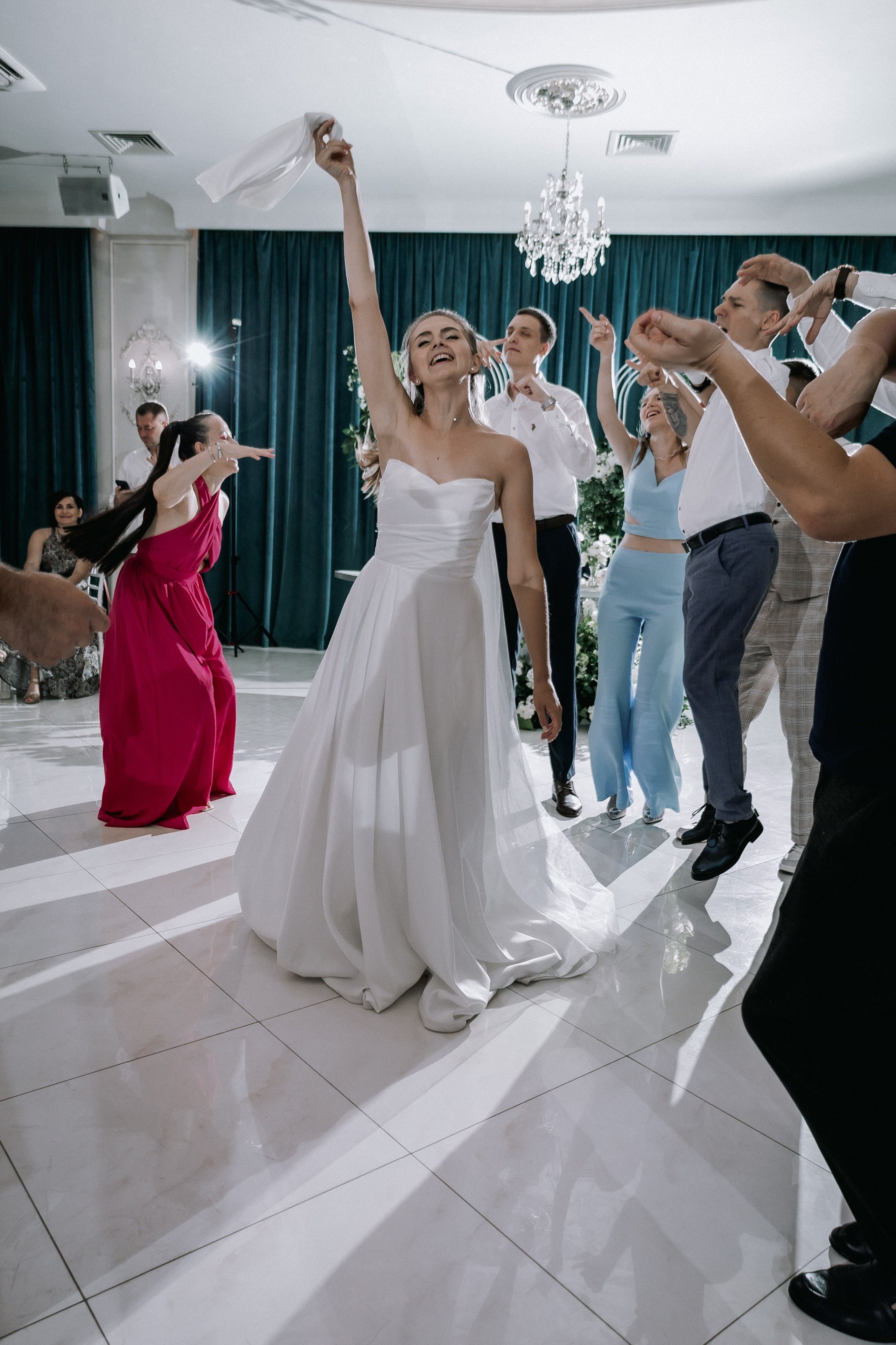 Свадебная прогулка. Эвелина и Дмитрий. Свадебная фотография. Арина Рубах