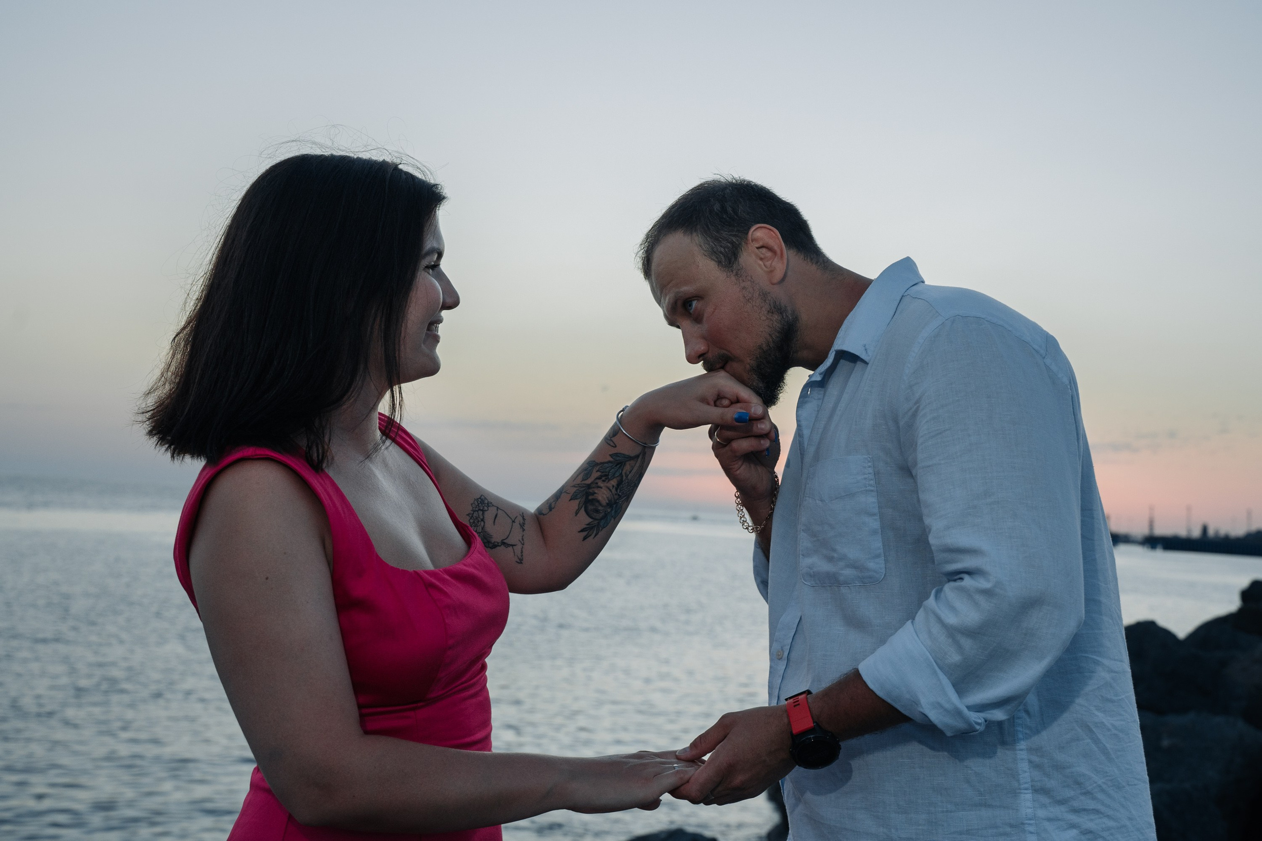 Фотография парня целующий руку девушки 