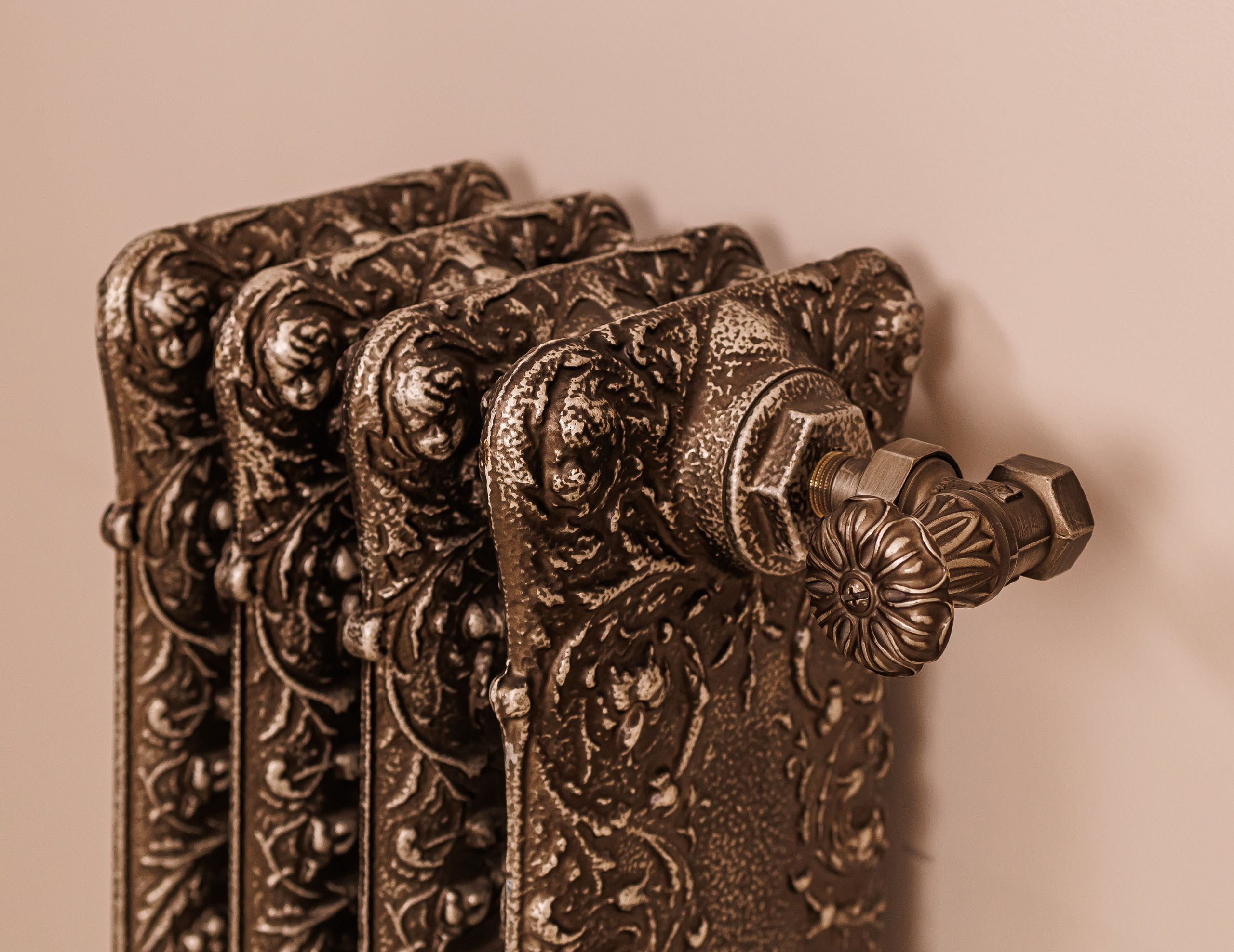 Предметные фотографии дизайнерских радиаторов отопления в стиле ретро