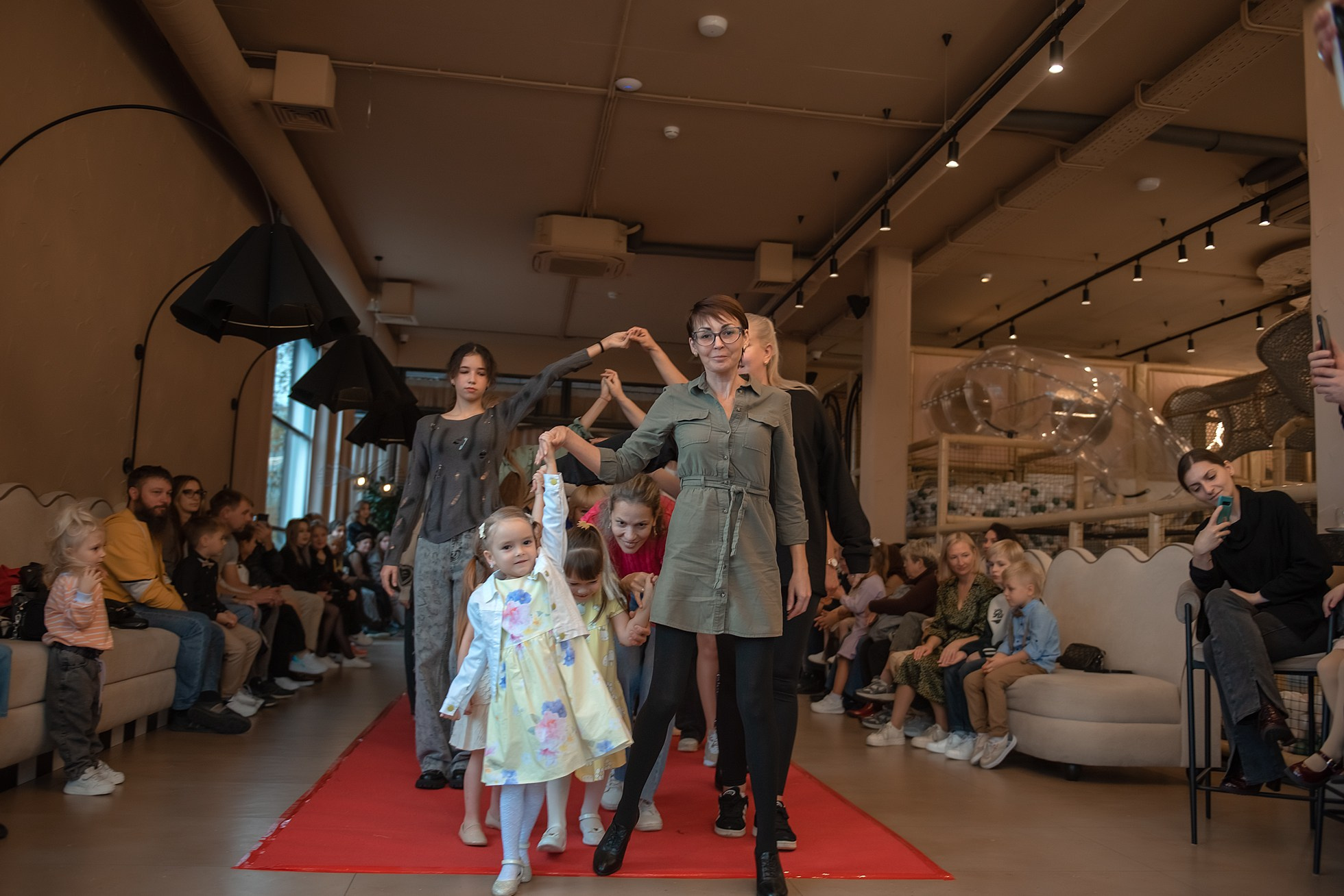 HAPPYkids дефиле в день мамы. Семейный и коммерческий фотограф в Сочи Александр Бодунов