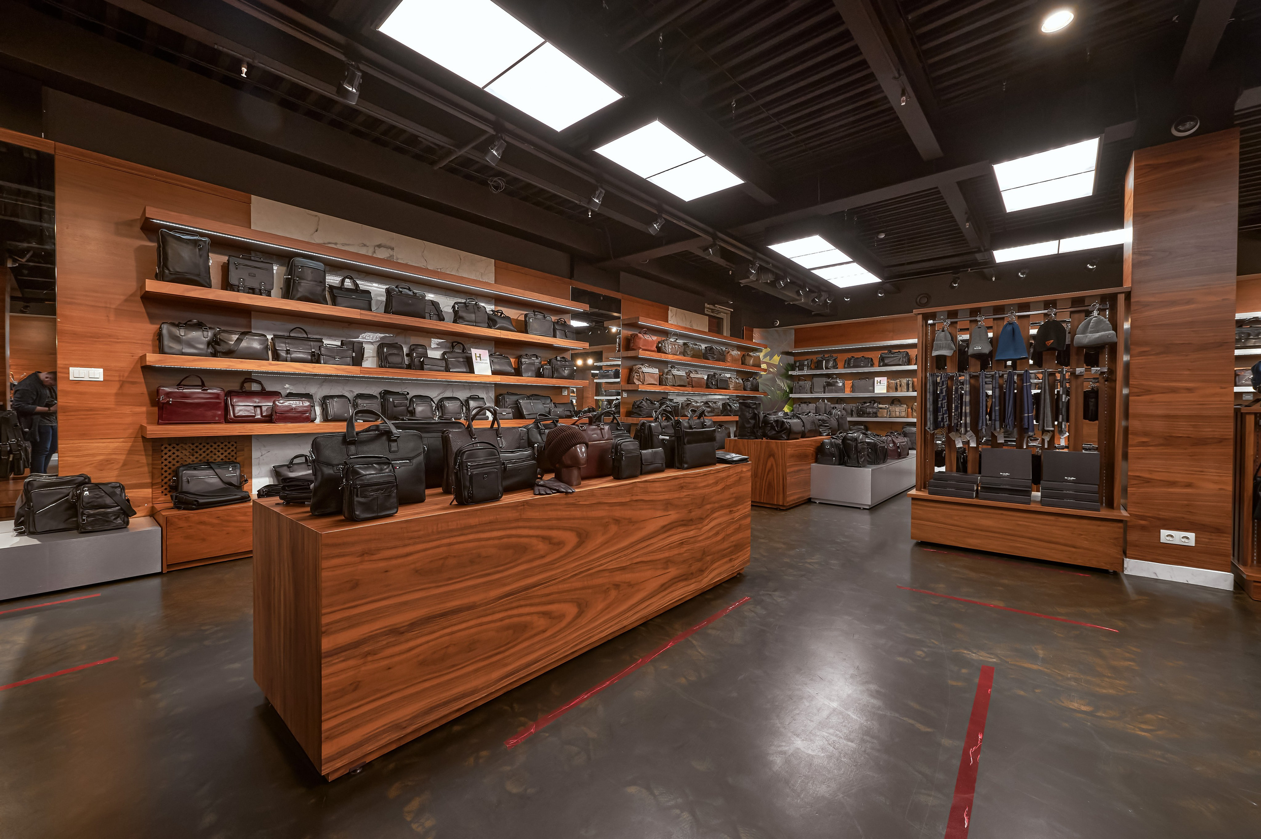 Портфолио по интерьерной и экстерьерной фотосъёмки: Мир сумок — Левый берег. Фотограф Яковлев Роман — Красноярск