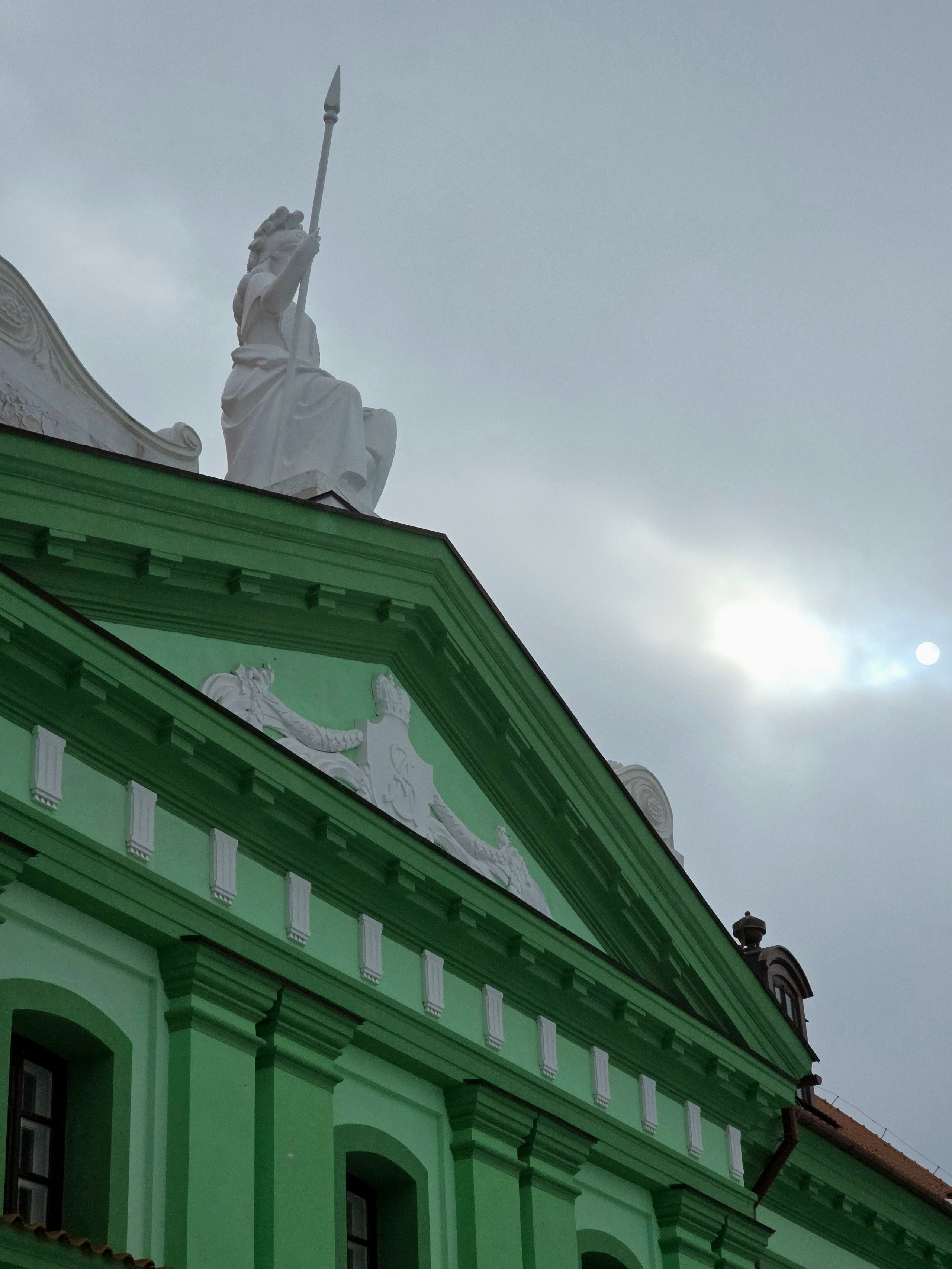 Боковой флигель, где обещали сделать отель. Белая скульптура на крыше сливается с небом