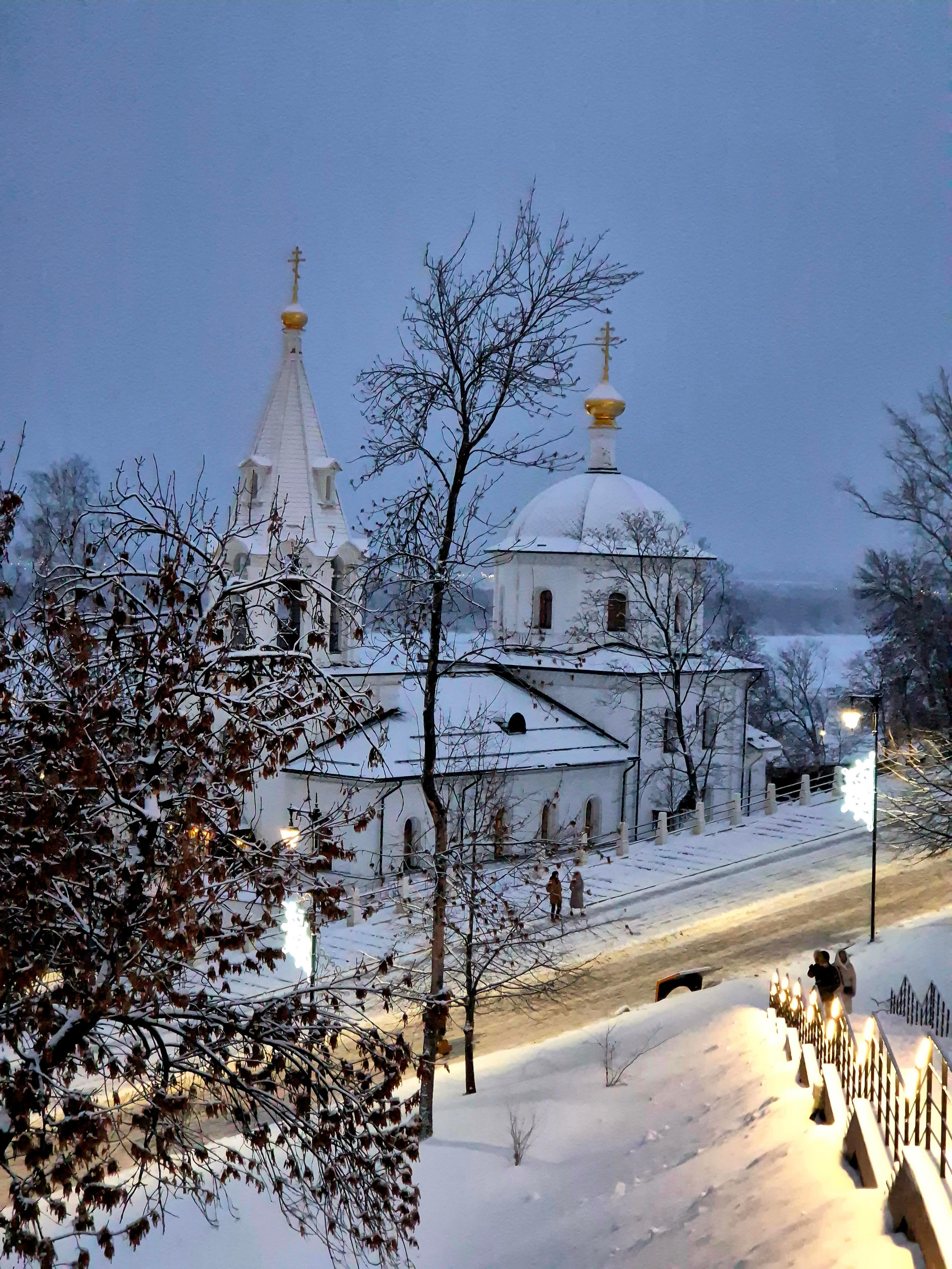 Хотя, когда прошел ледяной дождь, и все дорожки Кремля покрылись толстым слоем льда, фуникулер стал единственно возможным цивильным способом попасть вниз.