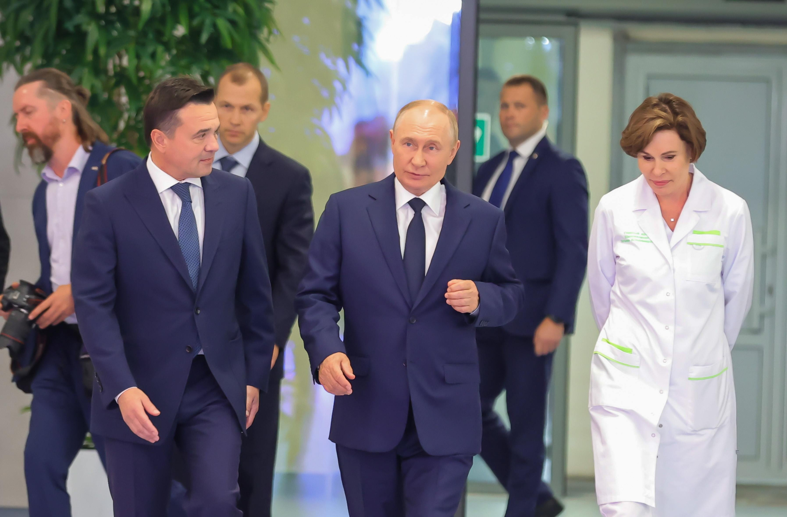 Владимир Путин приехал на открытие Детского клинического центра им. Л. М. Рошаля в Красногорске, сообщает пресс-служба губернатора и правительства Московской области. Фотограф Константин Семенец