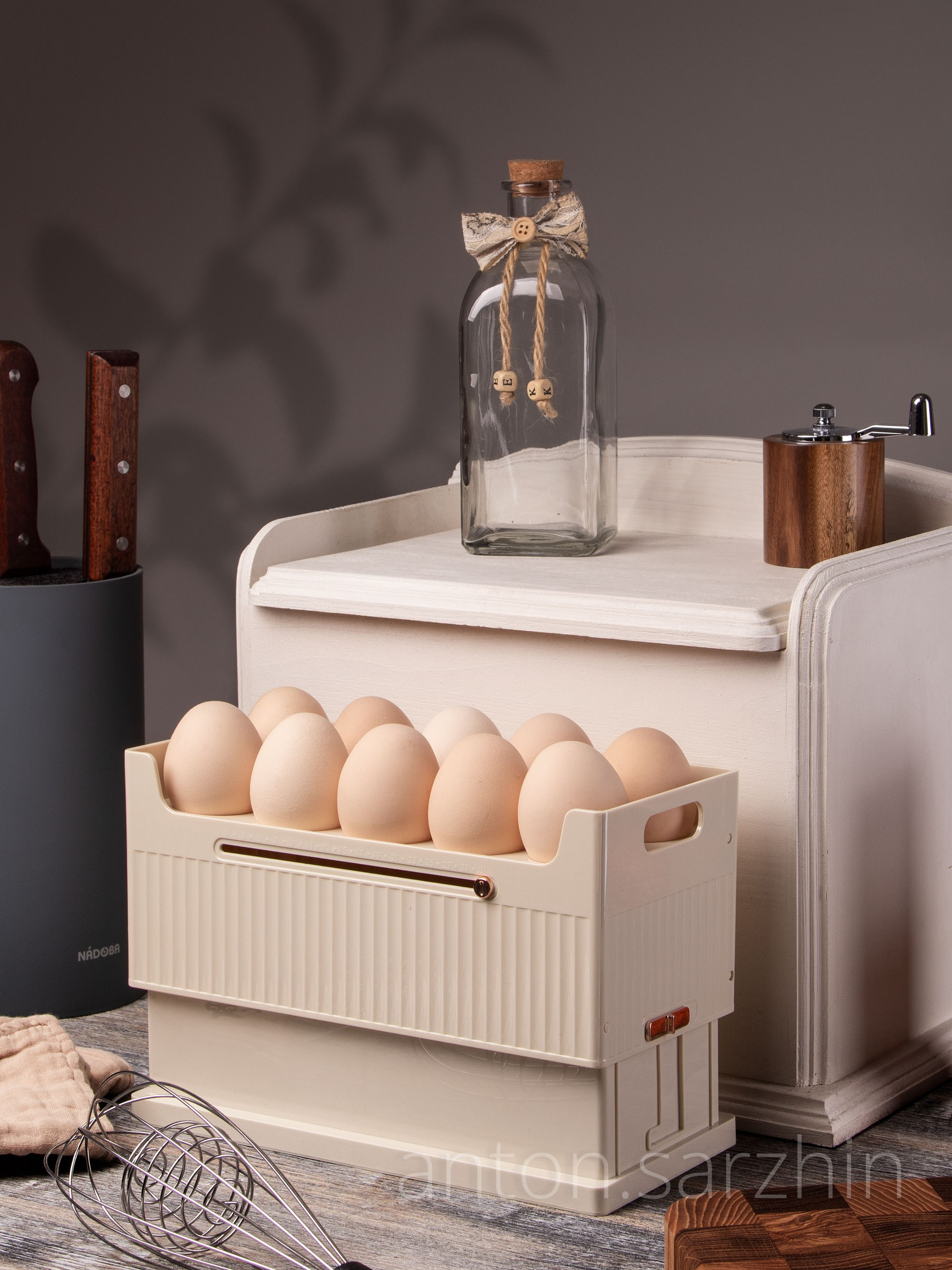 Съемка куриных яиц с контейнером