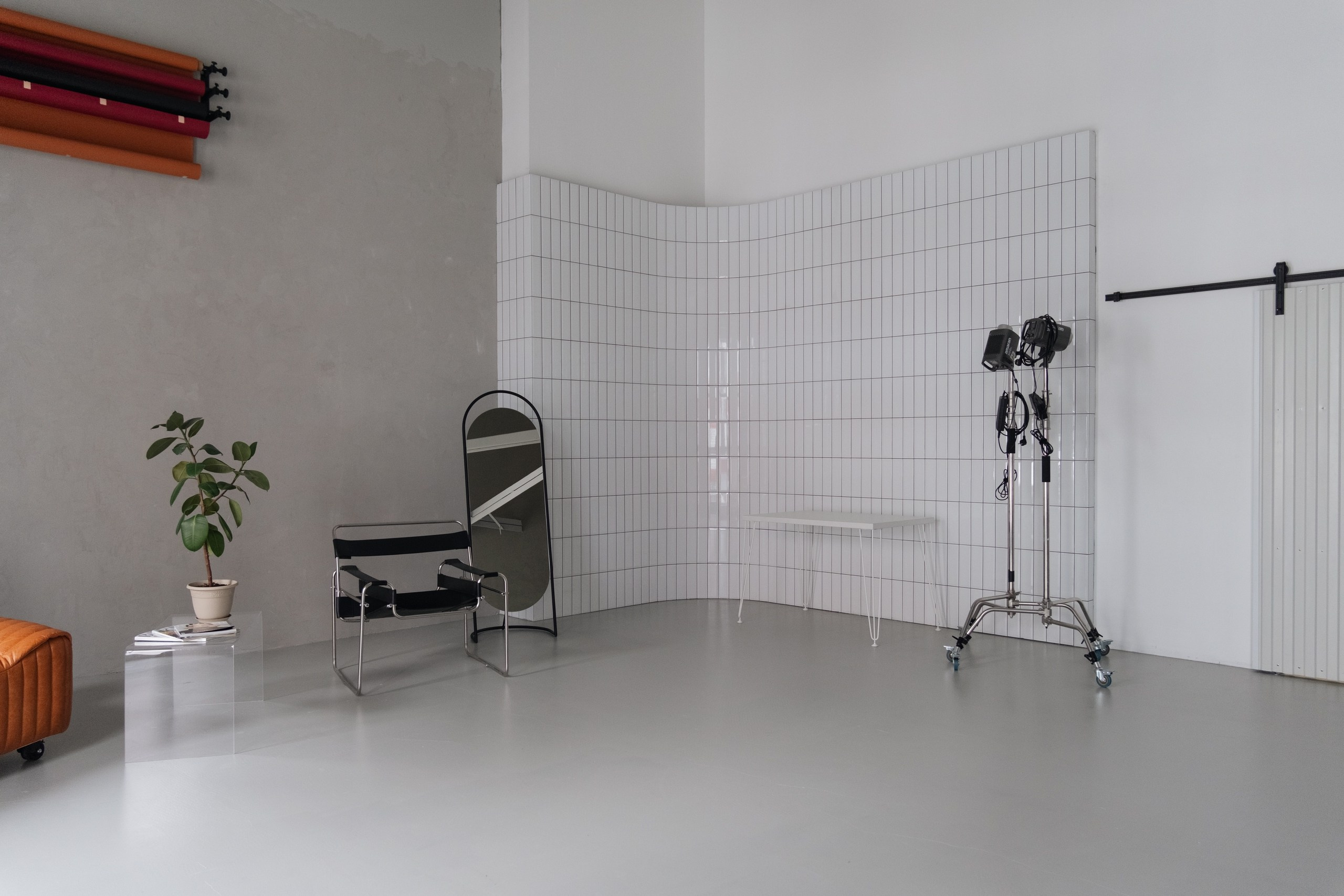 Зал Ньютон Фотостудии CIRCLE 2.0 в Сургуте. Интерьер зала представлен современной обстановкой с профессиональным оборудованием для фотосъемки. Фотограф Анна Старцева проводит съемки портретов, свадебных и семейных фотографий, создавая атмосферные кадры высокого качества. Изображение демонстрирует комфортную обстановку фотостудии, способствующую созданию уникальных снимков.