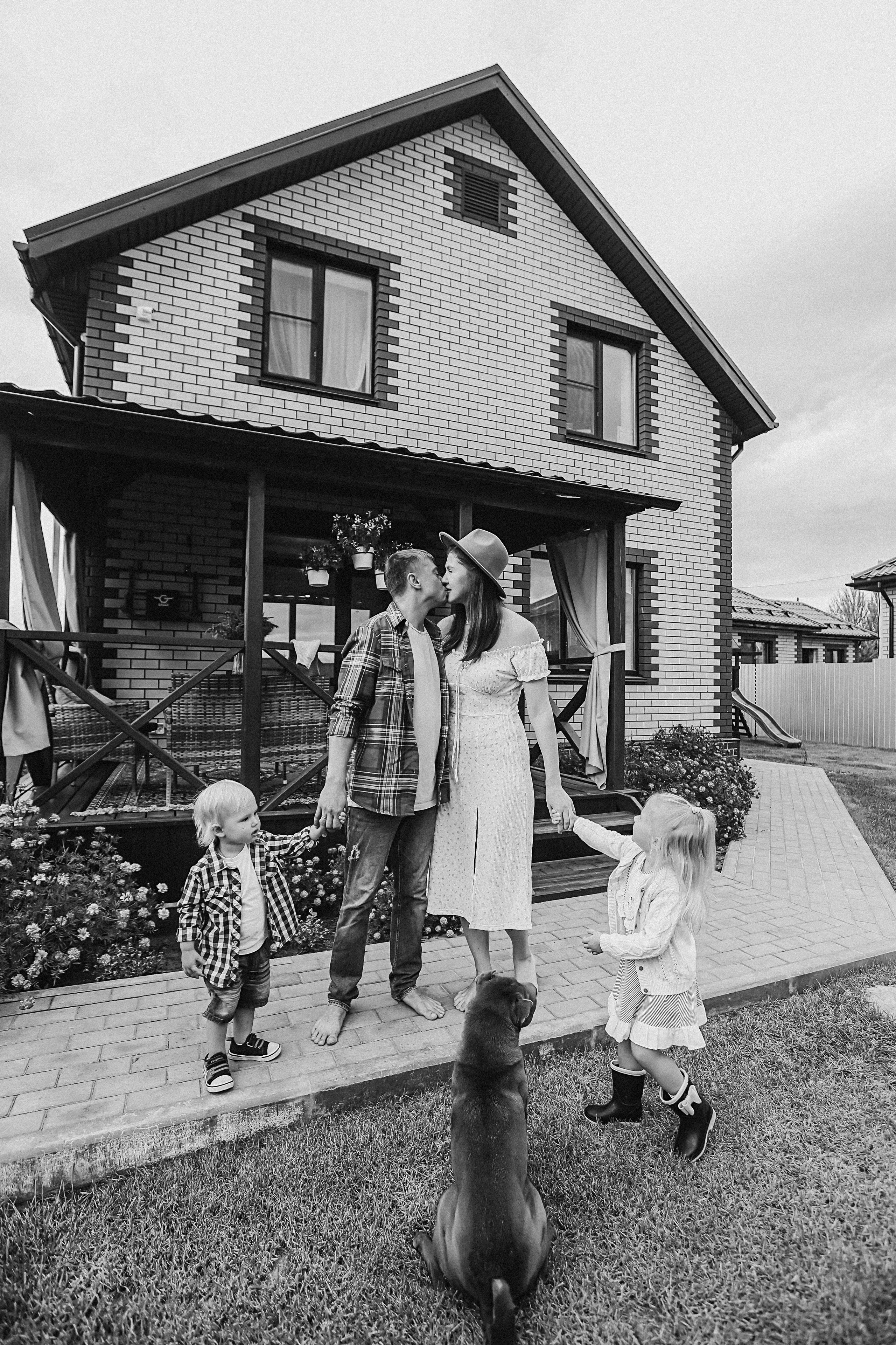 У дома. Семейный фотограф Тюмень, фотограф на роды Салмина Мария