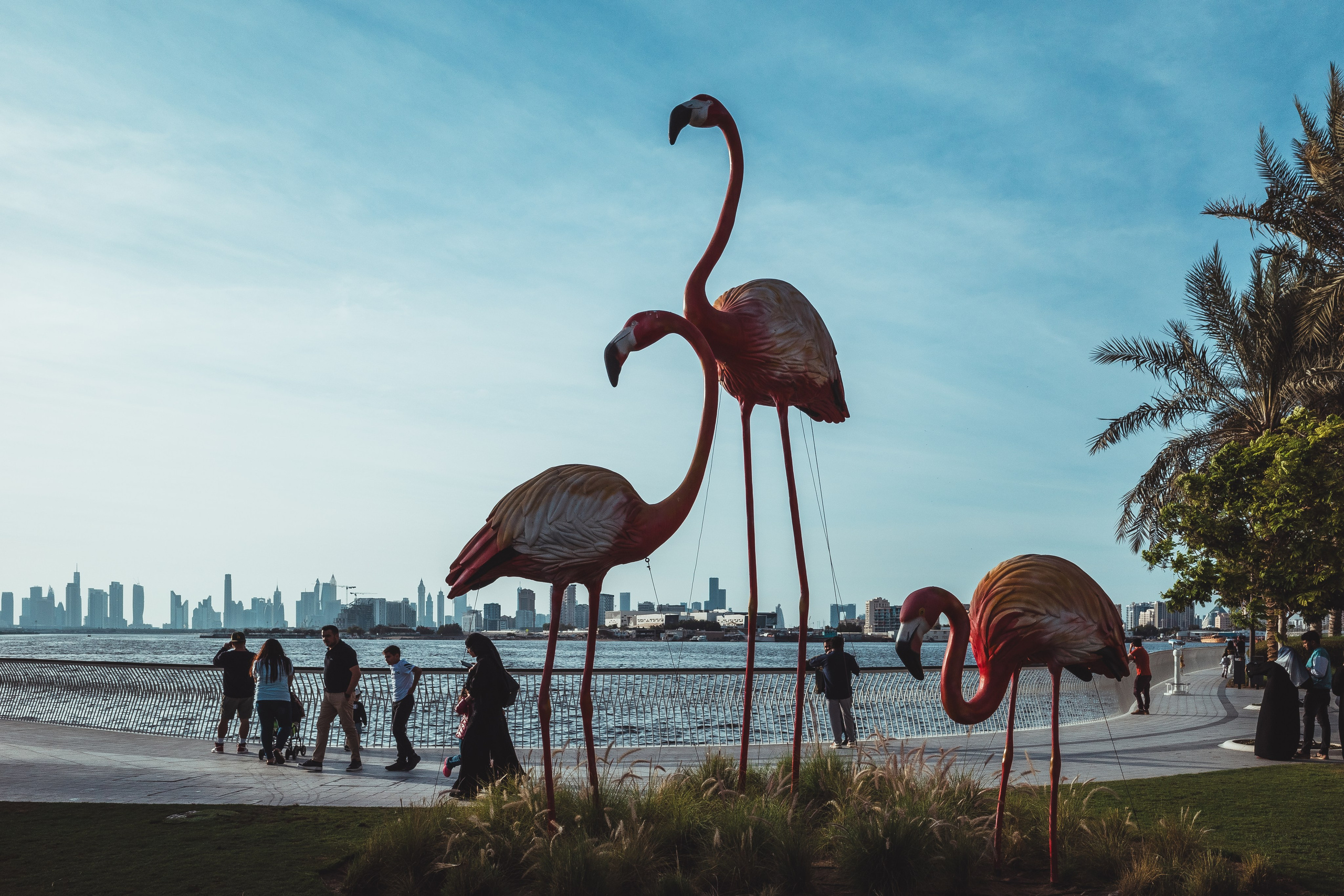 Композиция из фламинго в Dubai Creek Harbour