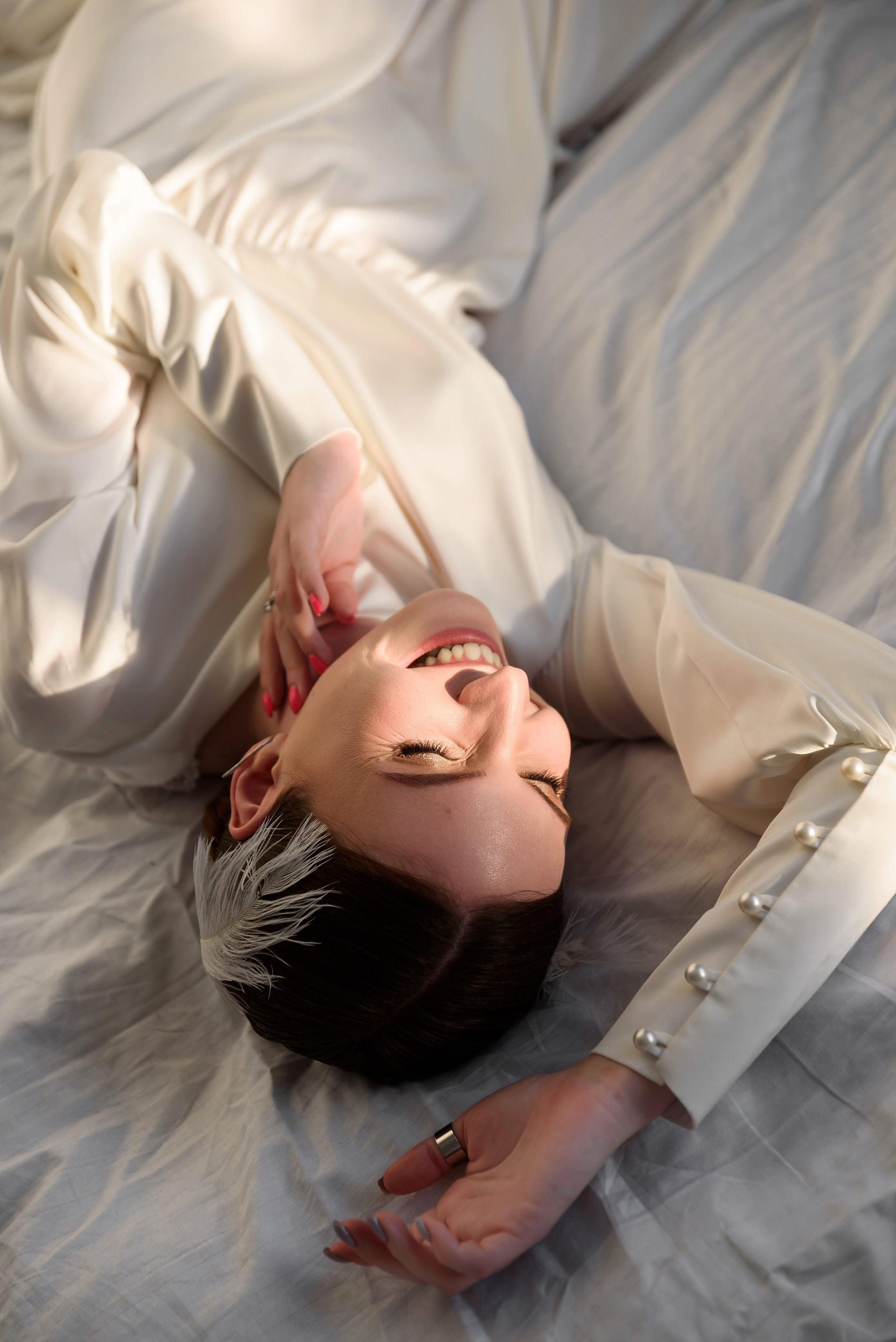 девушка лежит на матрасе в фотостудии рум томск