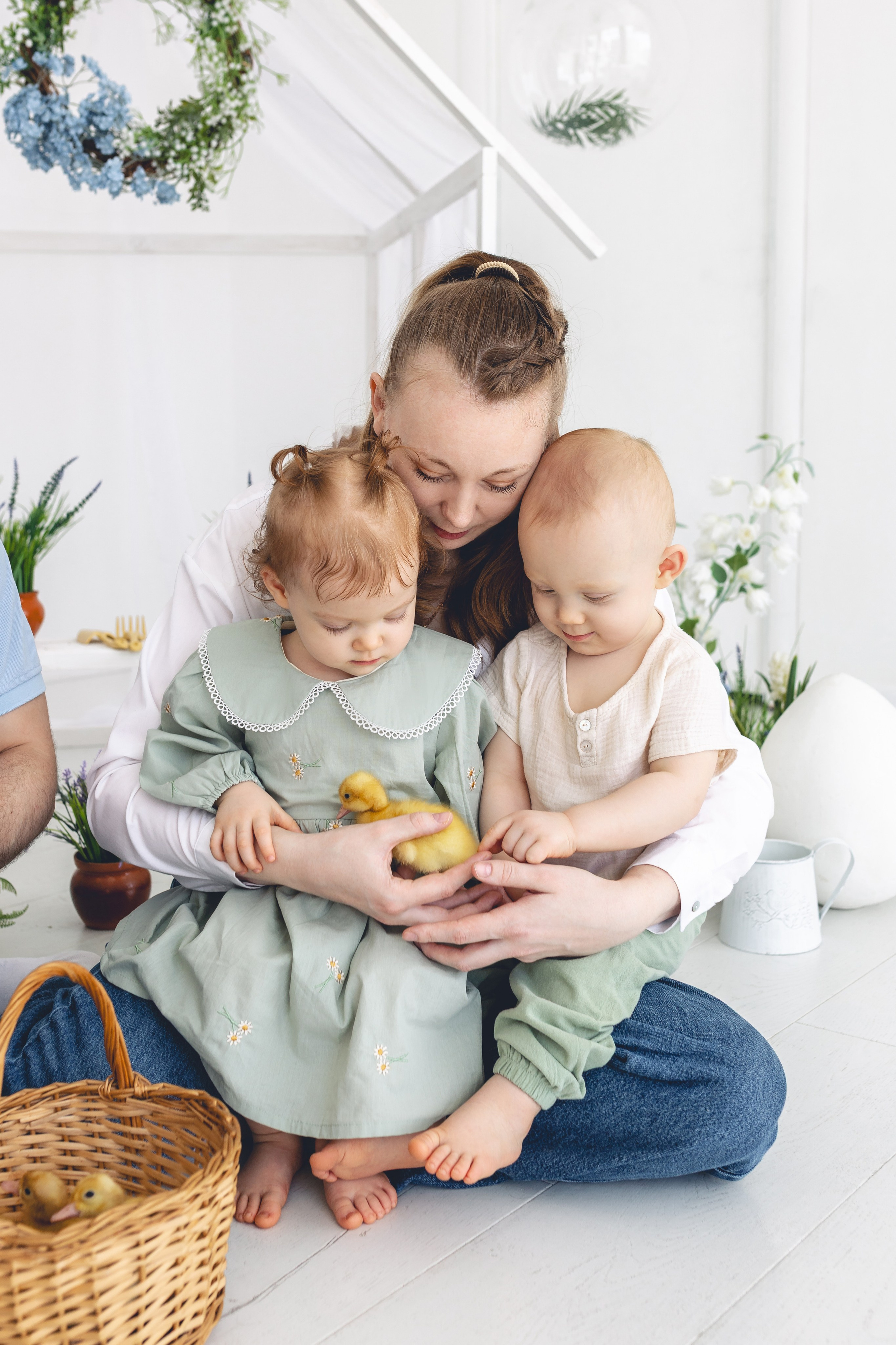 Тройняшки Варя, Миша и Женя пришли к утятам на фотосессию. Фотограф новорожденных в г. Барнаул Ренпенинг Катерина
