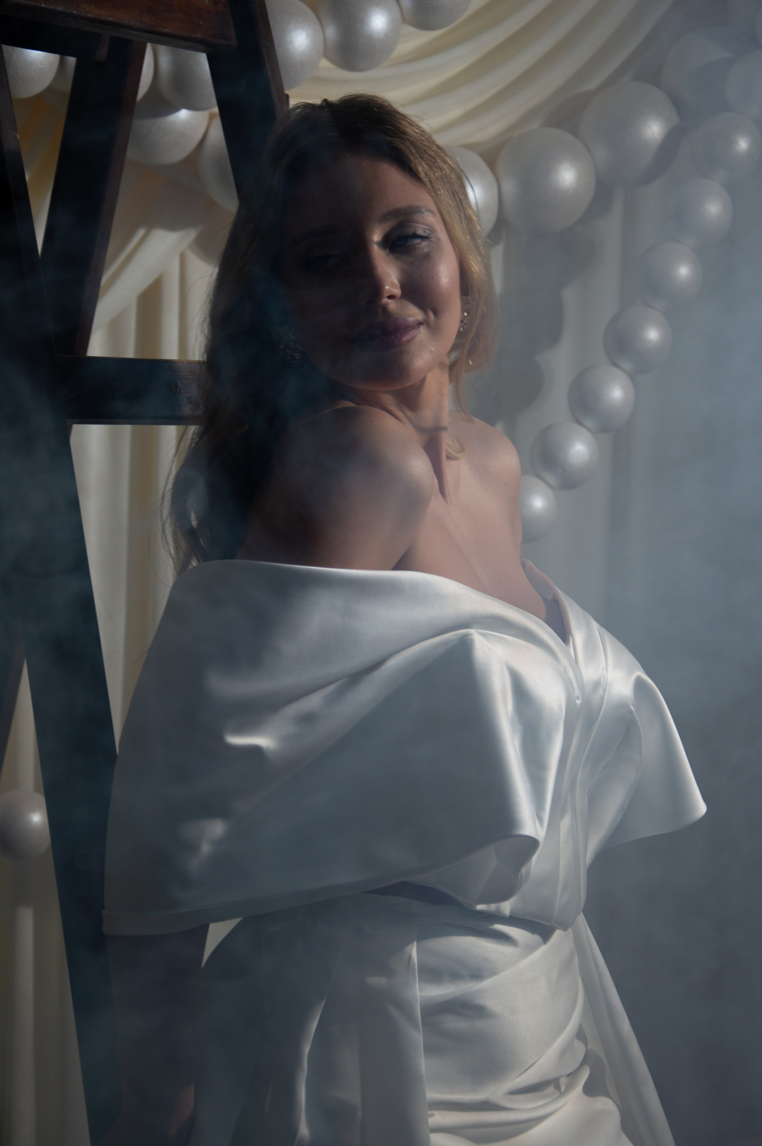 Женская фотосессия Хабаровск. Девушка в белом новогоднем платье в студии