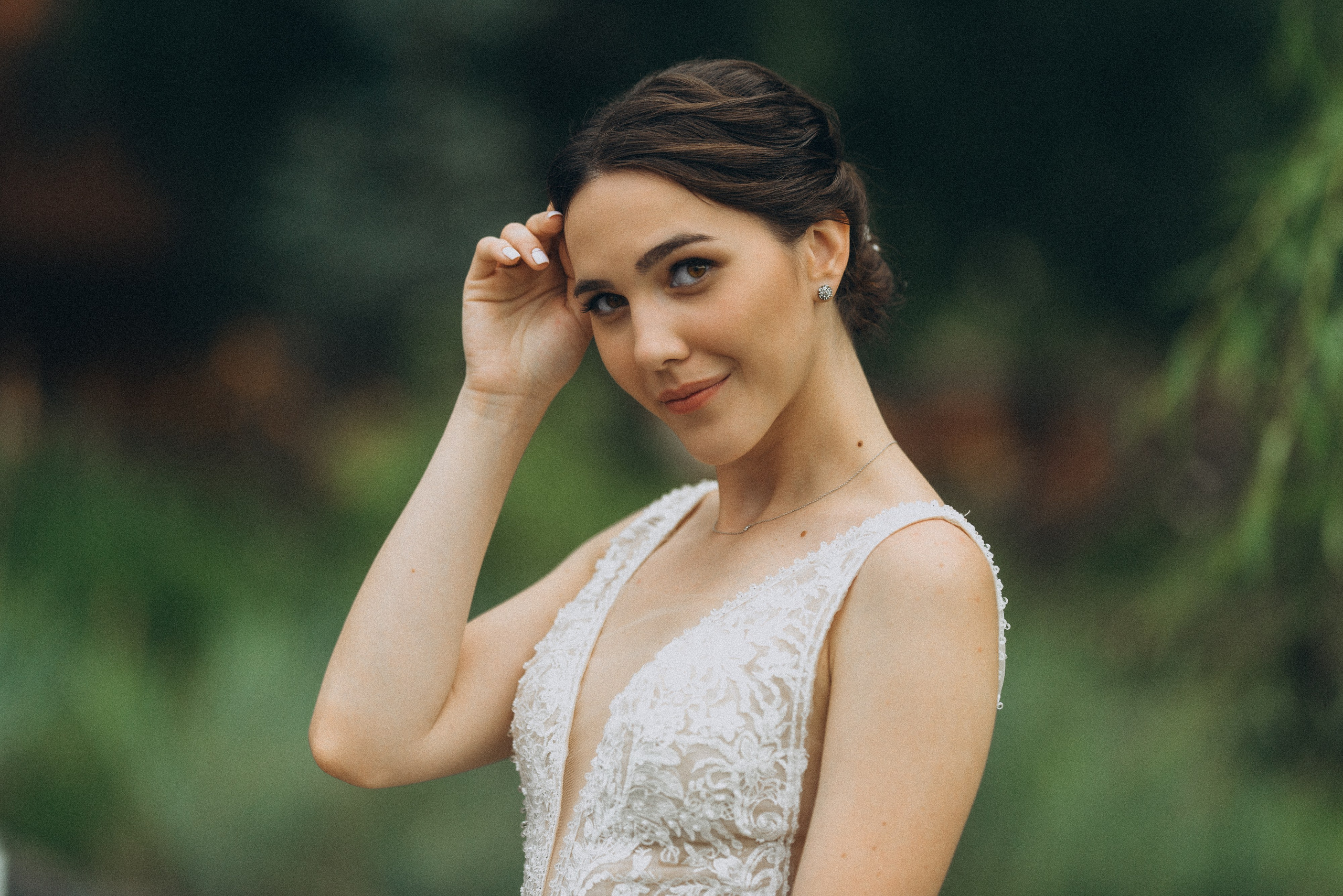 Портрет невесты Линды крупным планом, улыбающейся в свадебном платье в Новосибирске. Свадебная фотосессия.