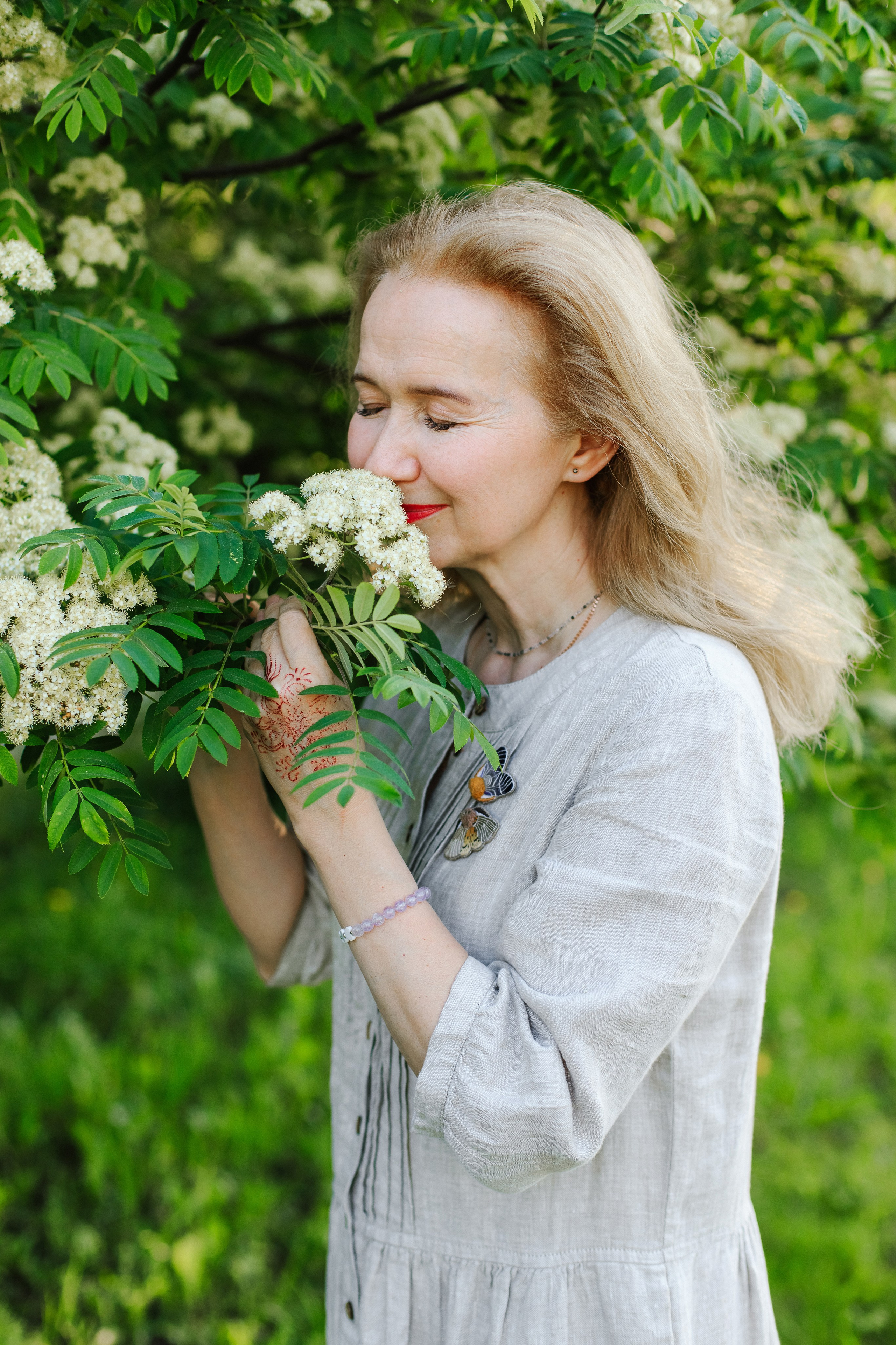 Женская фотосессия в цветении. Контентный фотограф в Перми Натали Кытманова