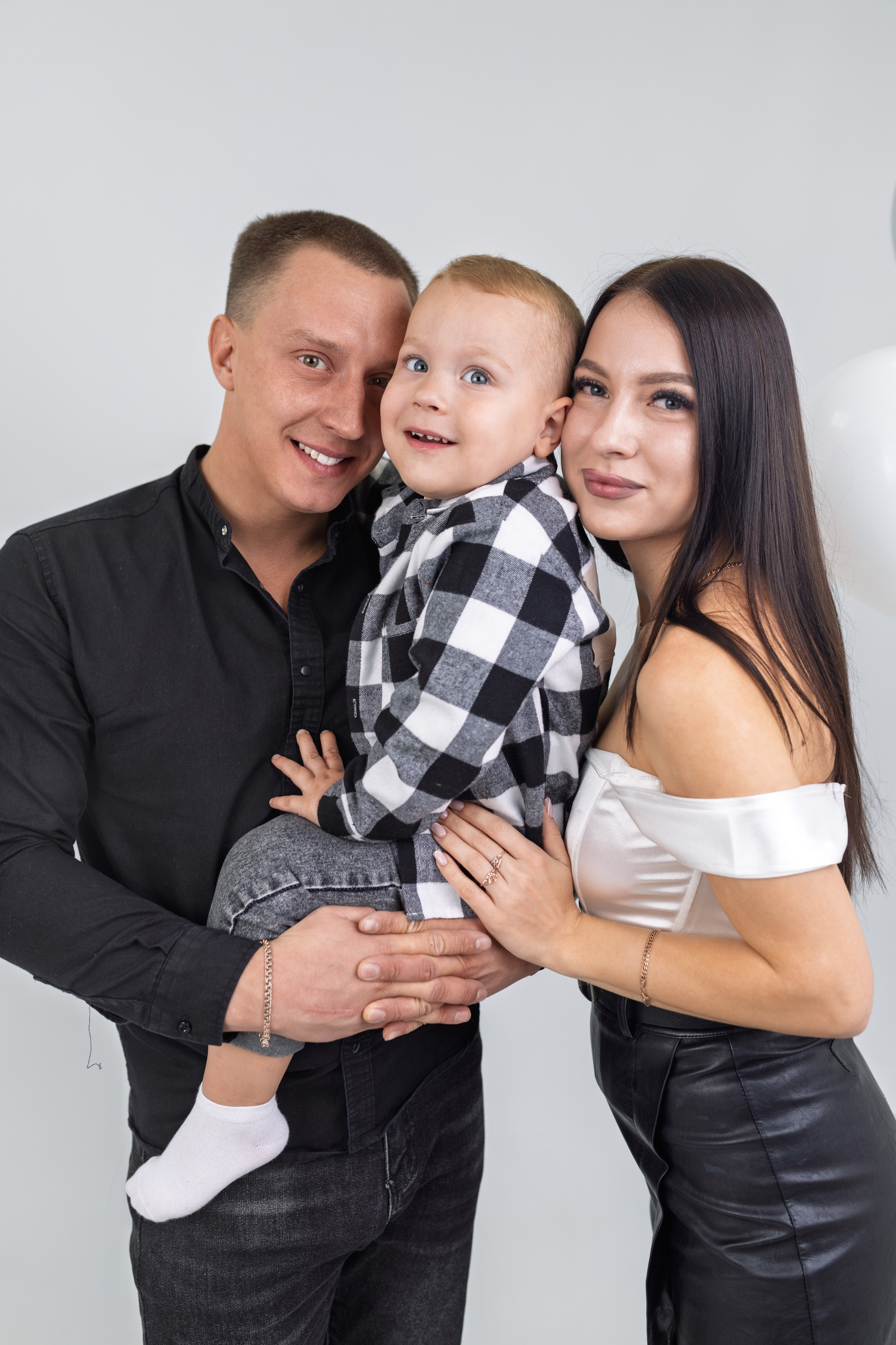 Семейная фотосессия в студии Гуково Ростовская область фотограф Григорий Новиков фотовидео съёмка novikov.foto. Фотограф Гуково Григорий Новиков novikov.foto