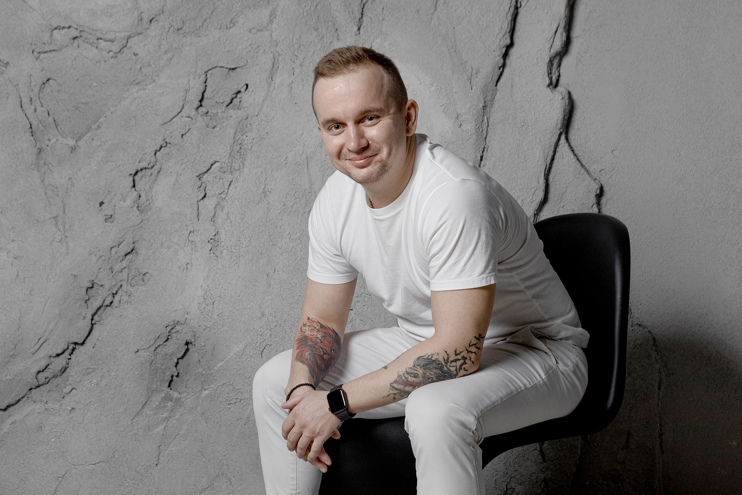 Портрет мужчины на фоне каменной стены. Портрет в Екатеринбурге и области.