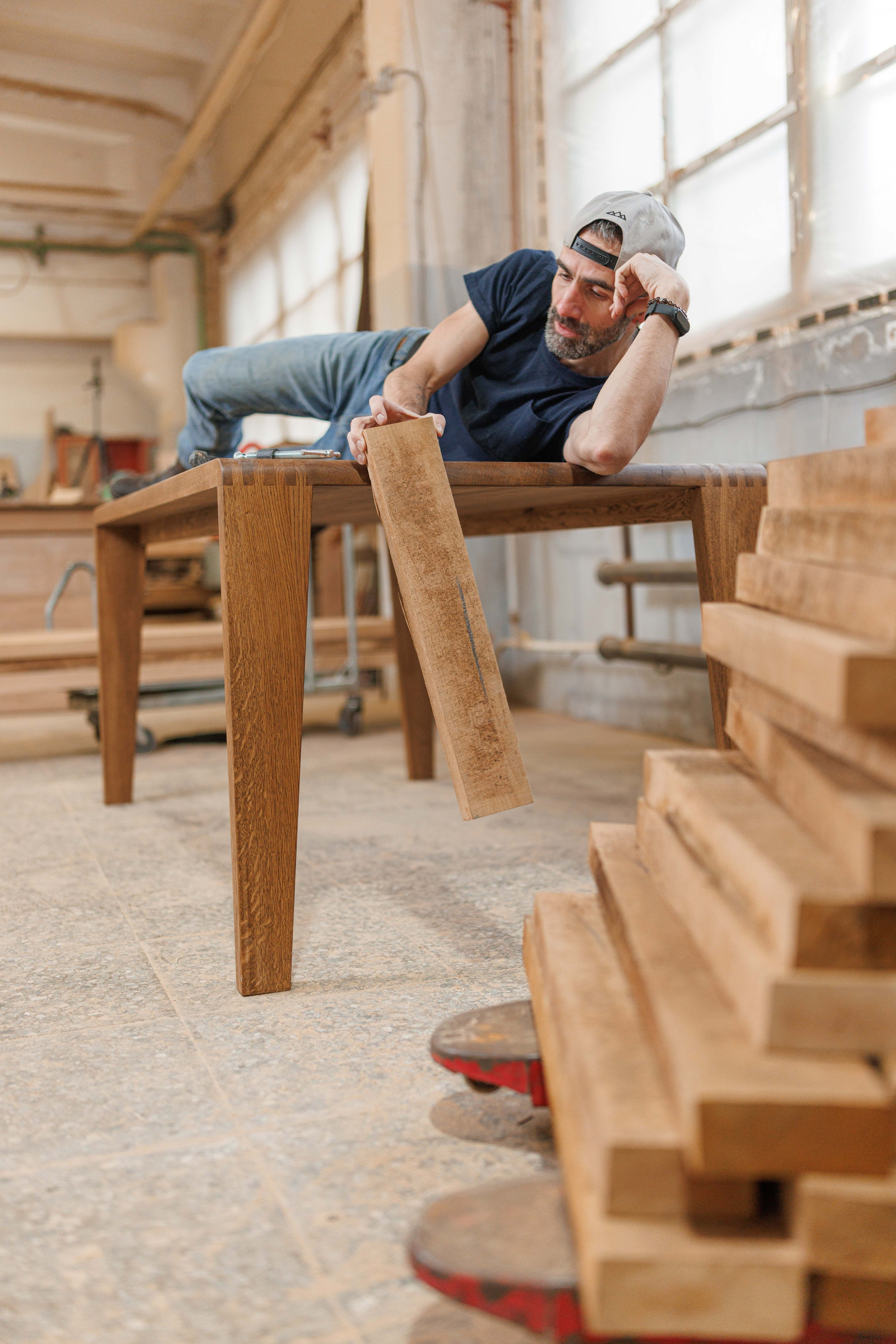 Артур и его стулья. Фотограф Балаев Михаил