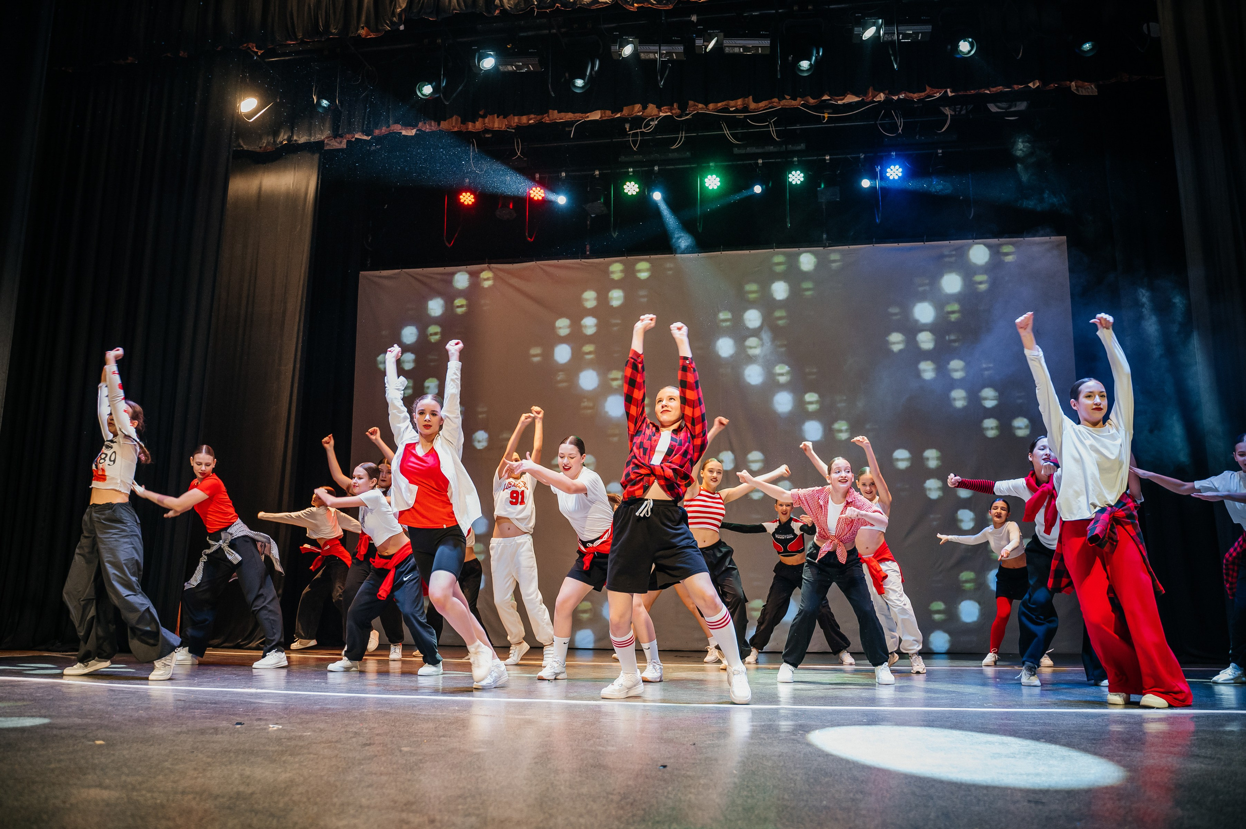 Танцы. Фотограф Елена Рогашкова