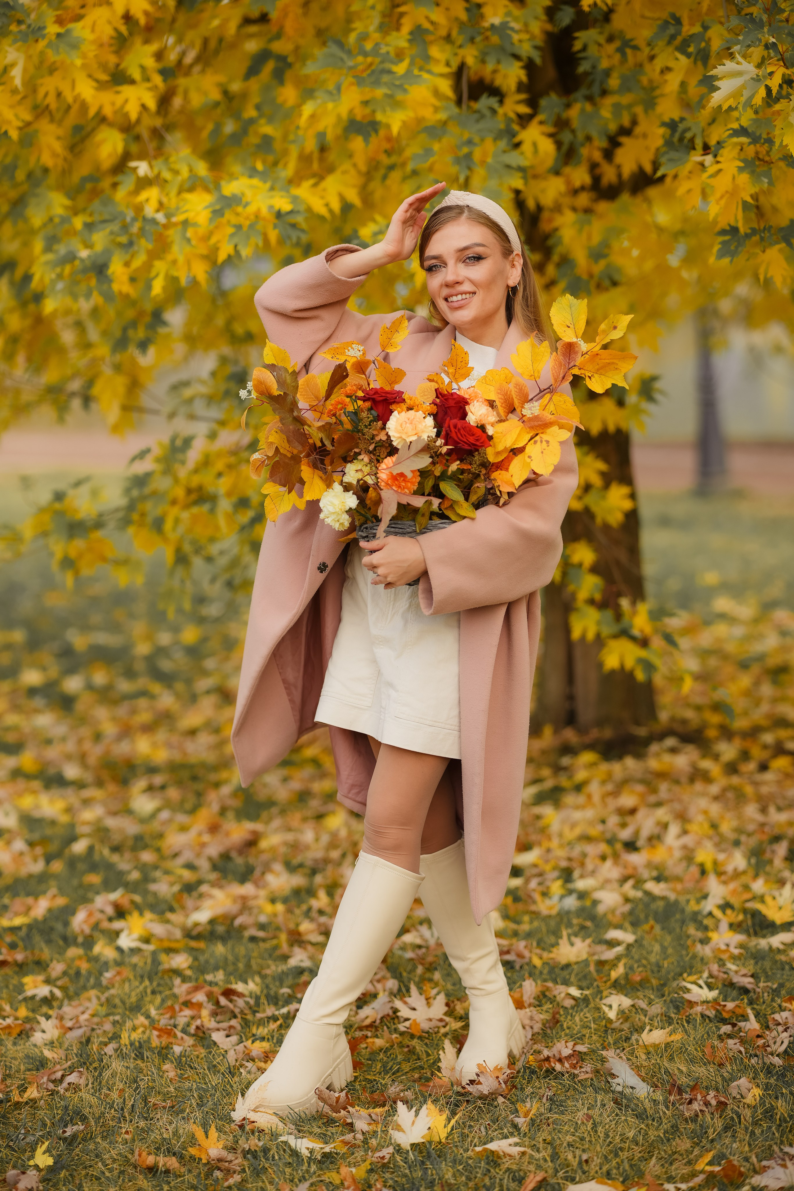 Красивая девушка блондинка прогулка в парке с цветами золотой осенью