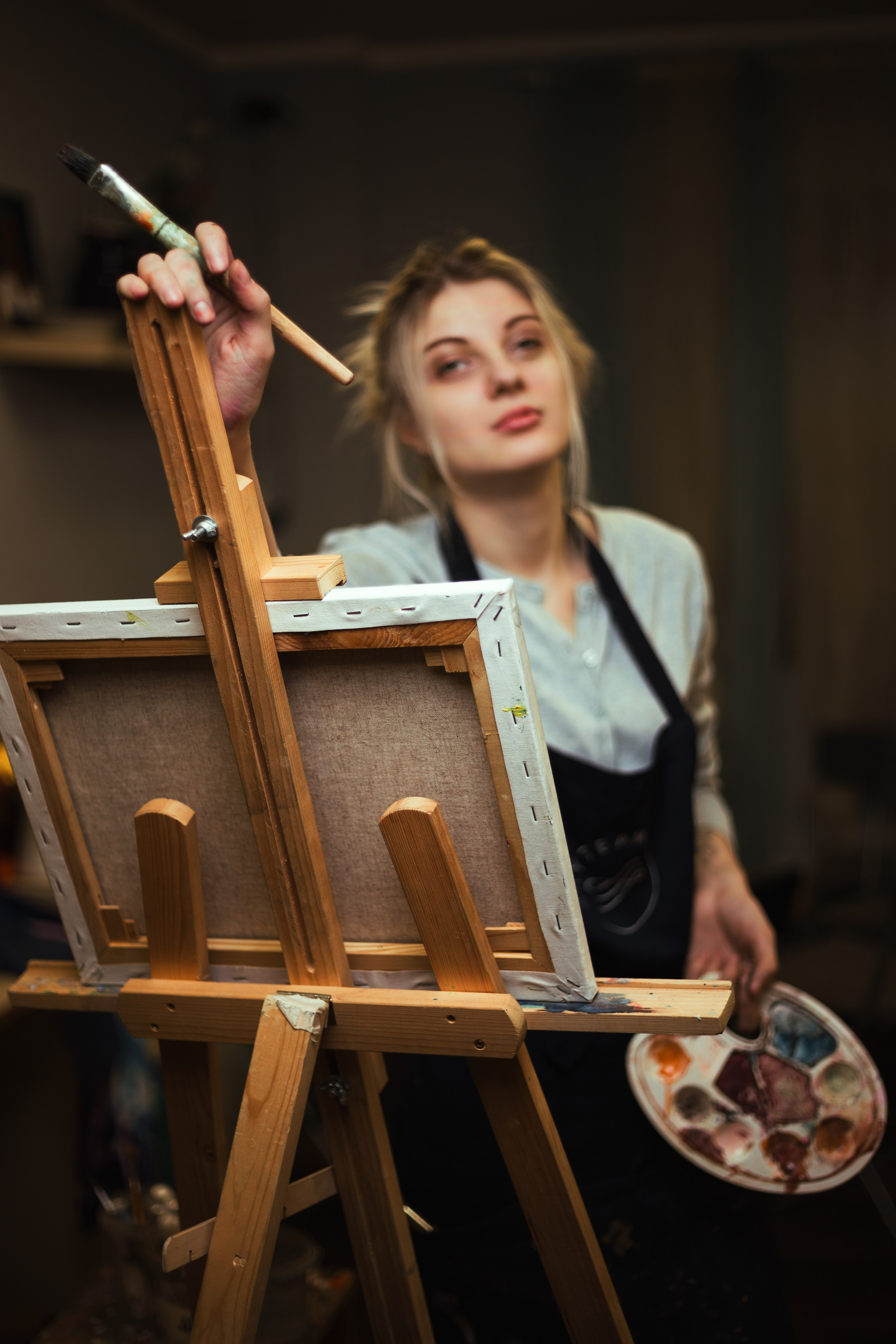 Погрузитесь в мир искусства: девушка рисует в студии, окруженная красками и кистями. Эмоциональные и вдохновляющие моменты, запечатленные в фотографиях. Откройте для себя атмосферу творчества и искусства в нашем альбоме 'Художественная атмосфера'. Девушка, Красивая дувушка, Красотка, Хужожесвенная, Художественная сутдия, Мальберт, Рисование, Краски, Фотосессия, Блоднинка, Творческая, Студия, Чудеево, Кофе, Кисти, Акверель, Портрет, Картина, Исскуство, Позирование, 