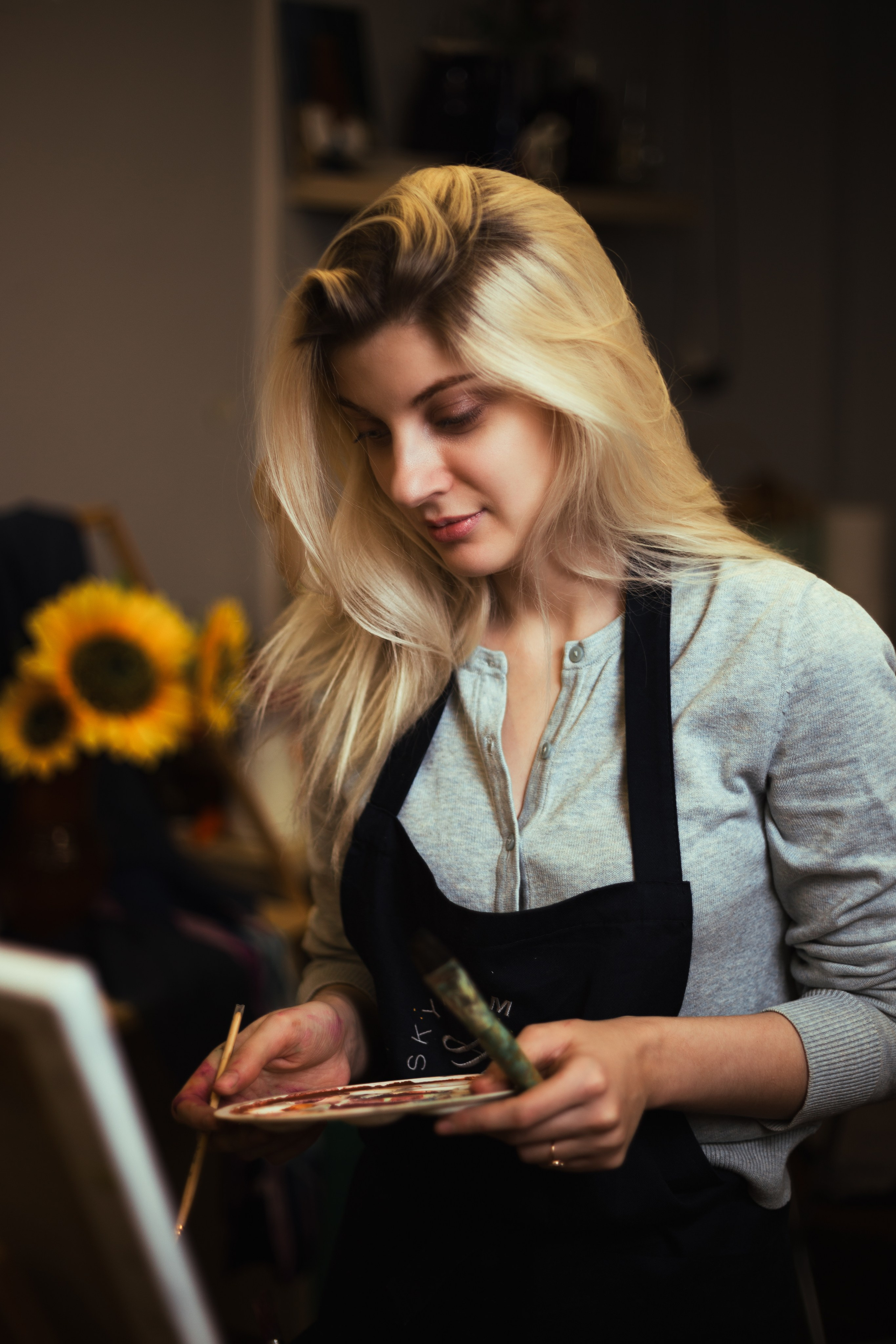 Погрузитесь в мир искусства: девушка рисует в студии, окруженная красками и кистями. Эмоциональные и вдохновляющие моменты, запечатленные в фотографиях. Откройте для себя атмосферу творчества и искусства в нашем альбоме 'Художественная атмосфера'. Девушка, Красивая дувушка, Красотка, Хужожесвенная, Художественная сутдия, Мальберт, Рисование, Краски, Фотосессия, Блоднинка, Творческая, Студия, Чудеево, Кофе, Кисти, Акверель, Портрет, Картина, Исскуство, Позирование, 