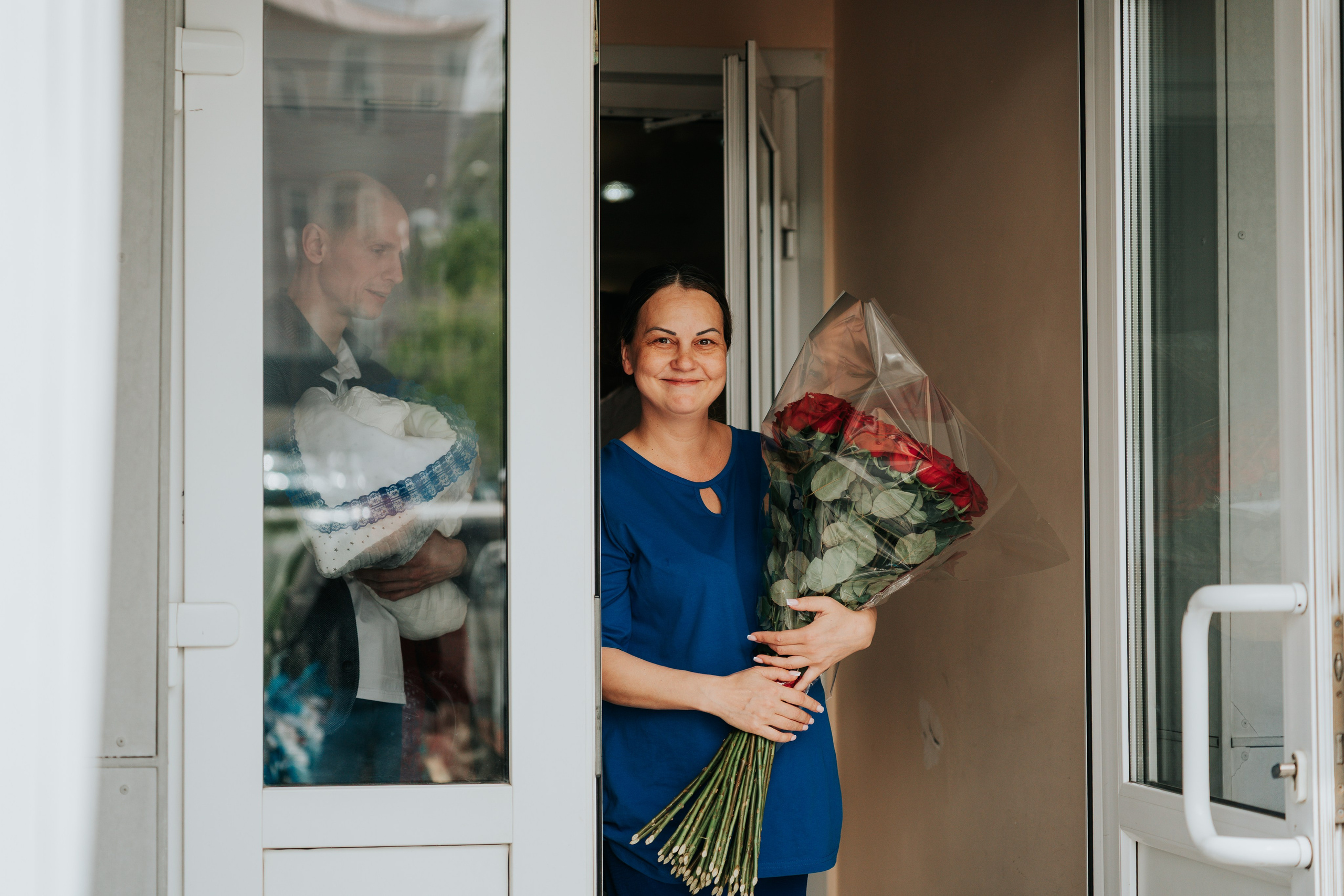 Выписка из роддома: Вадим, Анастасия и сын Руслан. Репортажный фотограф Красноярск