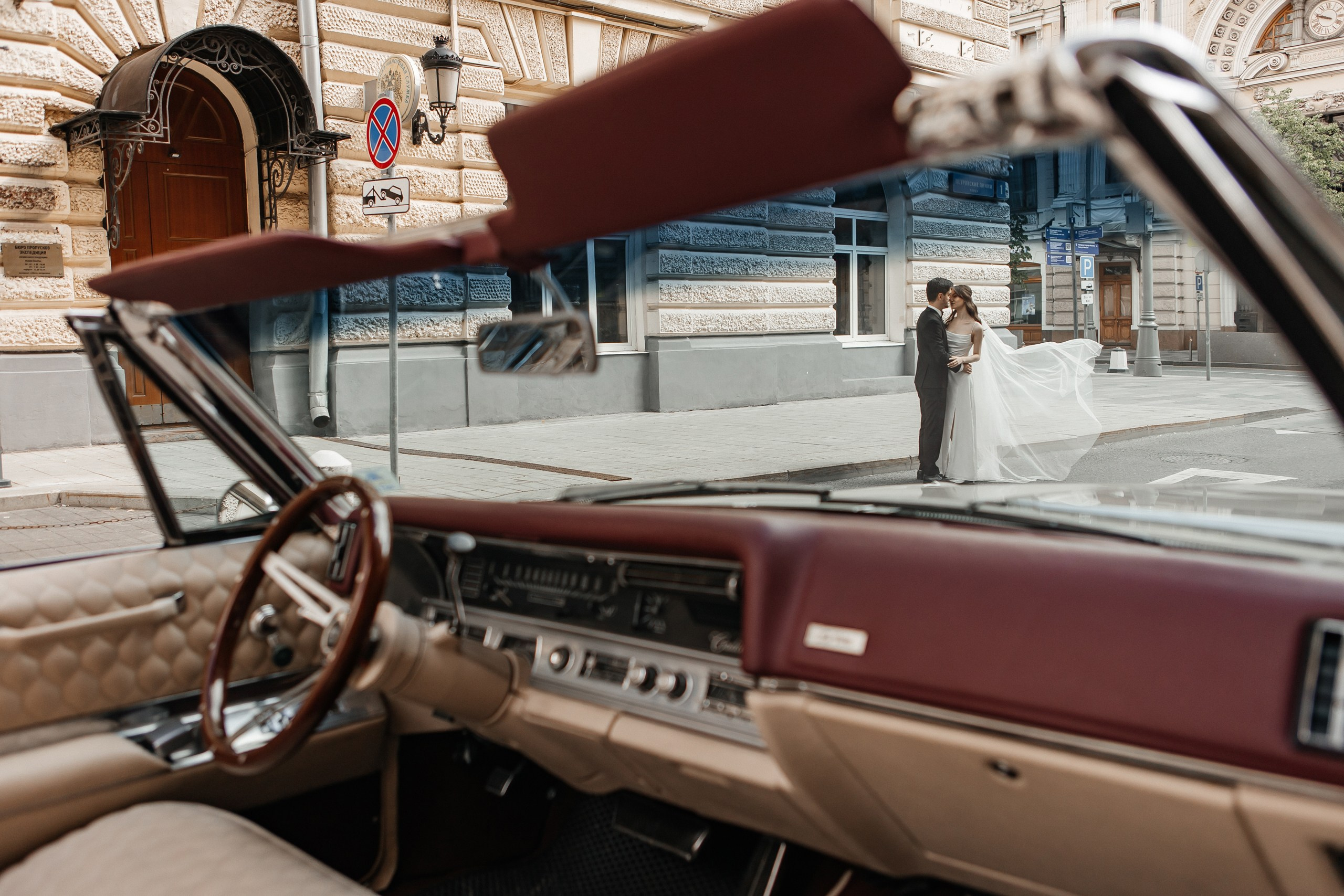 Свадебная фотосессия в кабриолете Cadillac