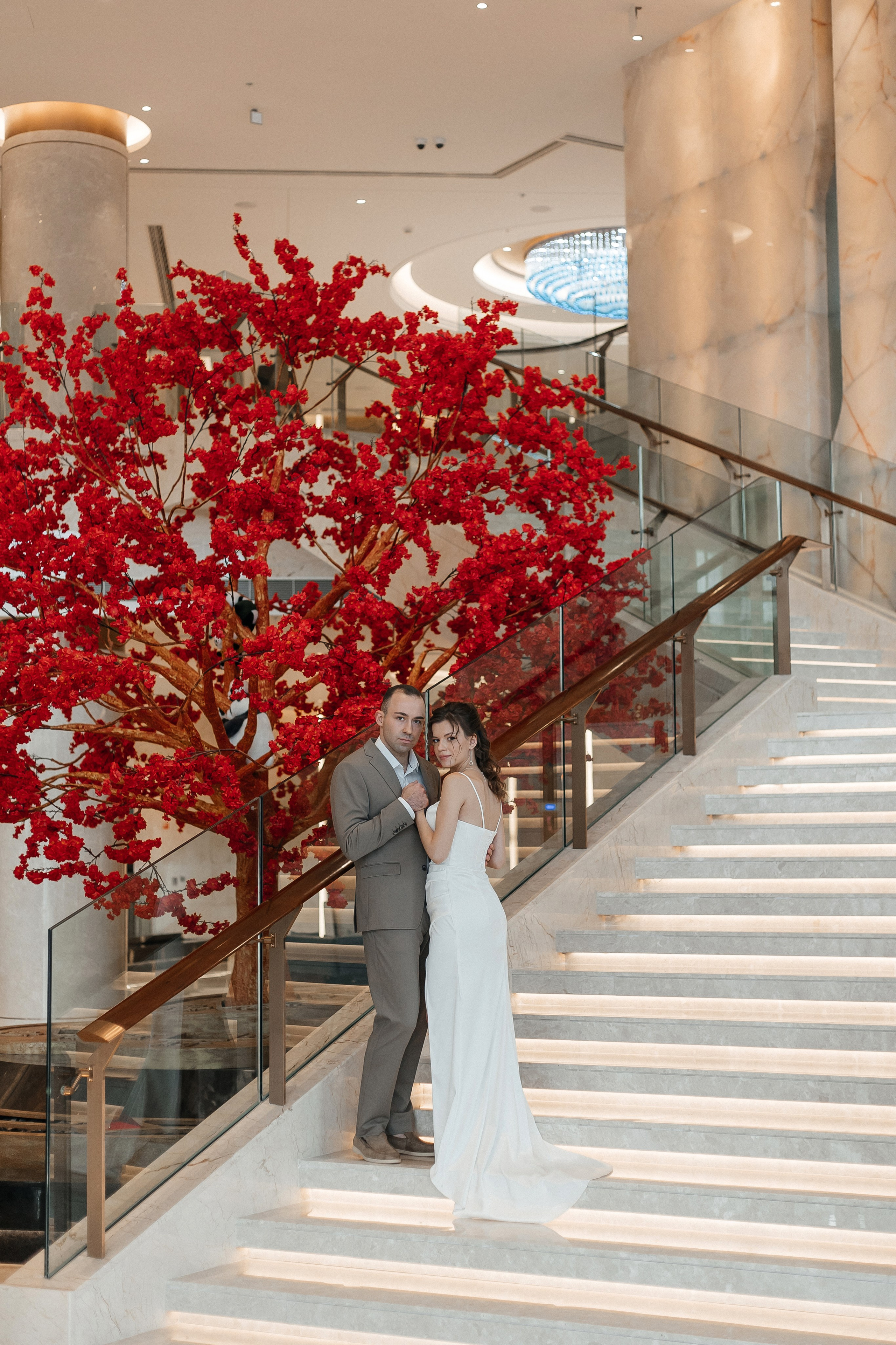 Свадебная фотосессия на лестнице отеля Soluxe Hotel Moscow