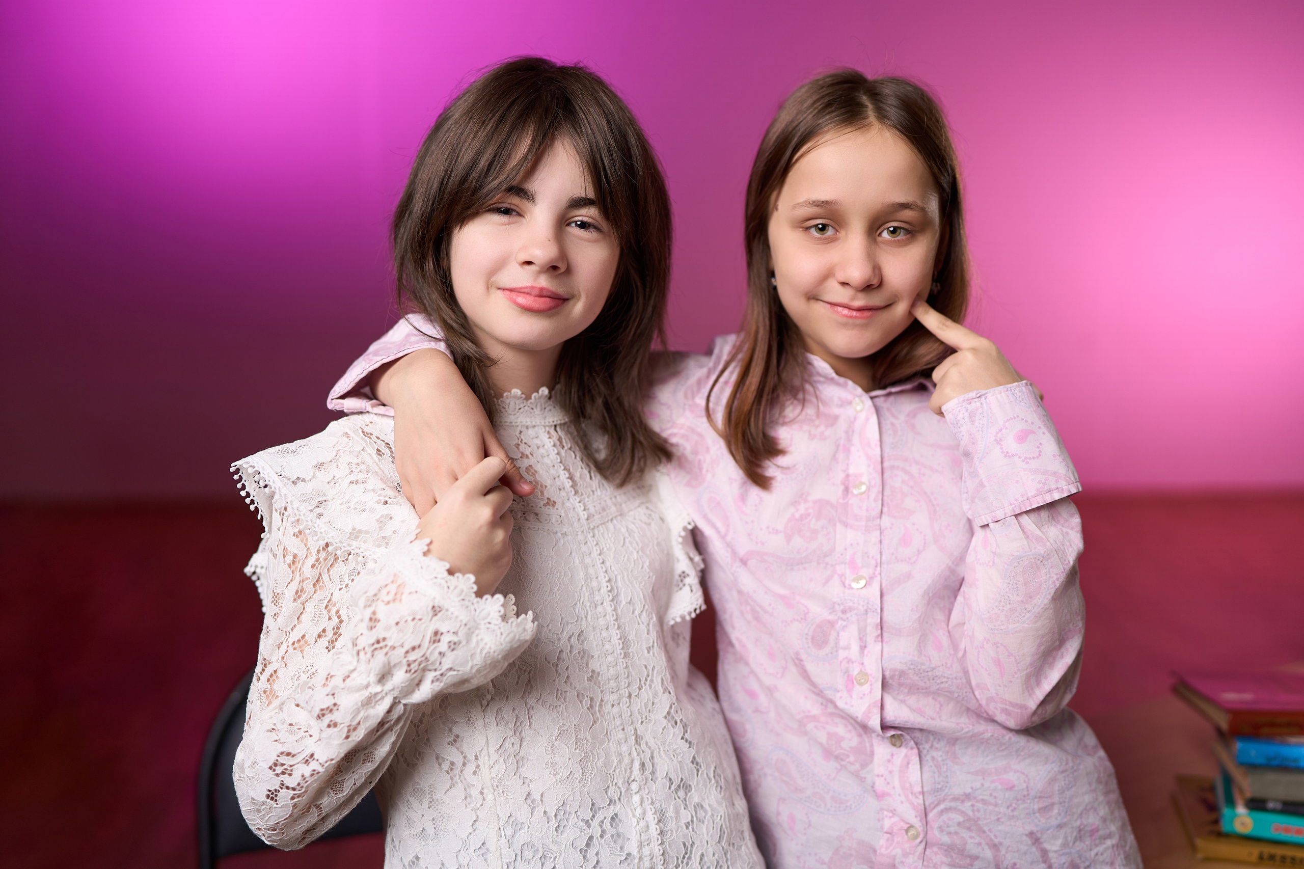 две девочки ученицы 4 класса улыбаются вместе подруги