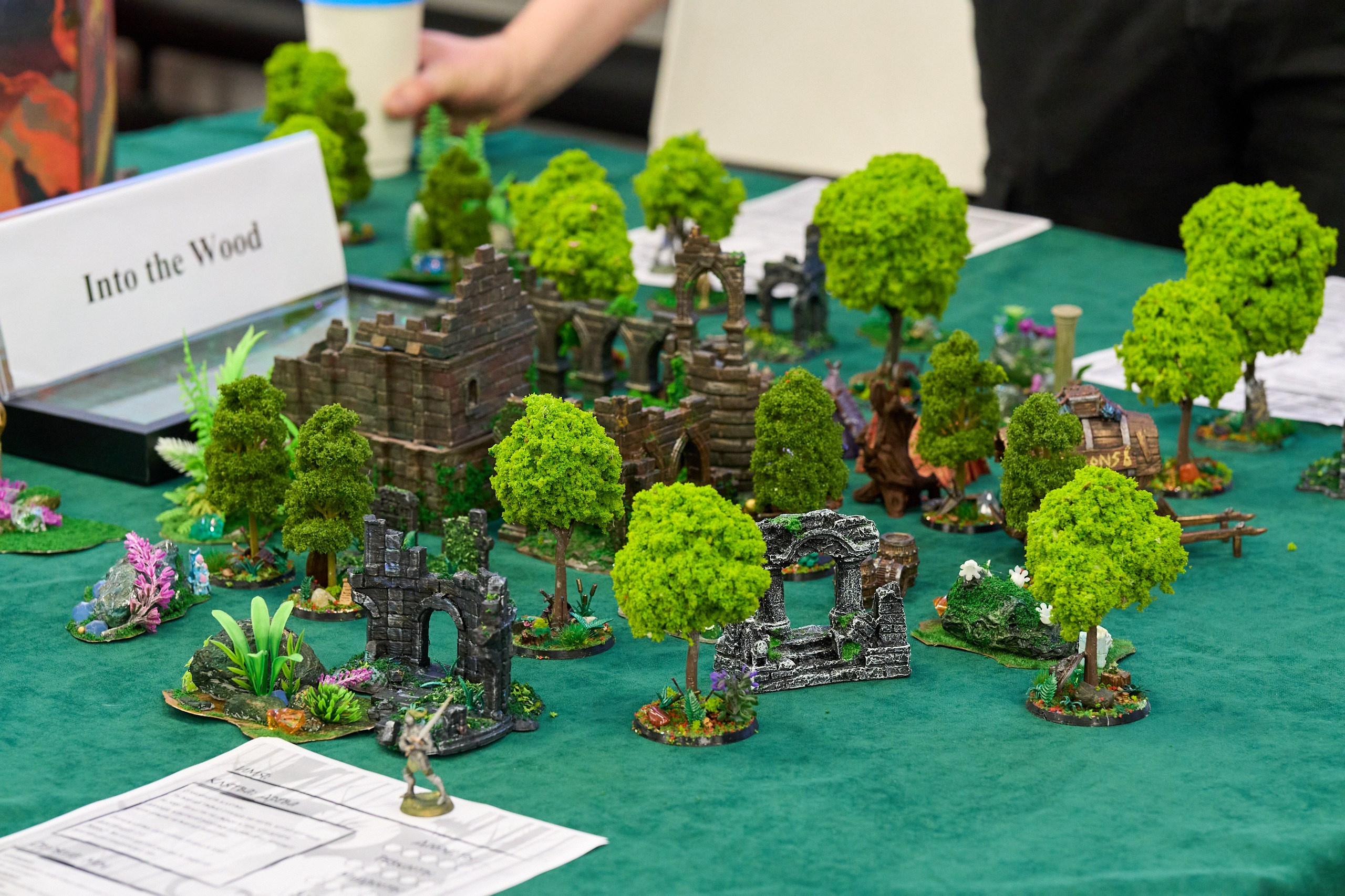 Тут лес такой миленький, жизнерадостный, а в игре он скоррапчен Древним Злом.