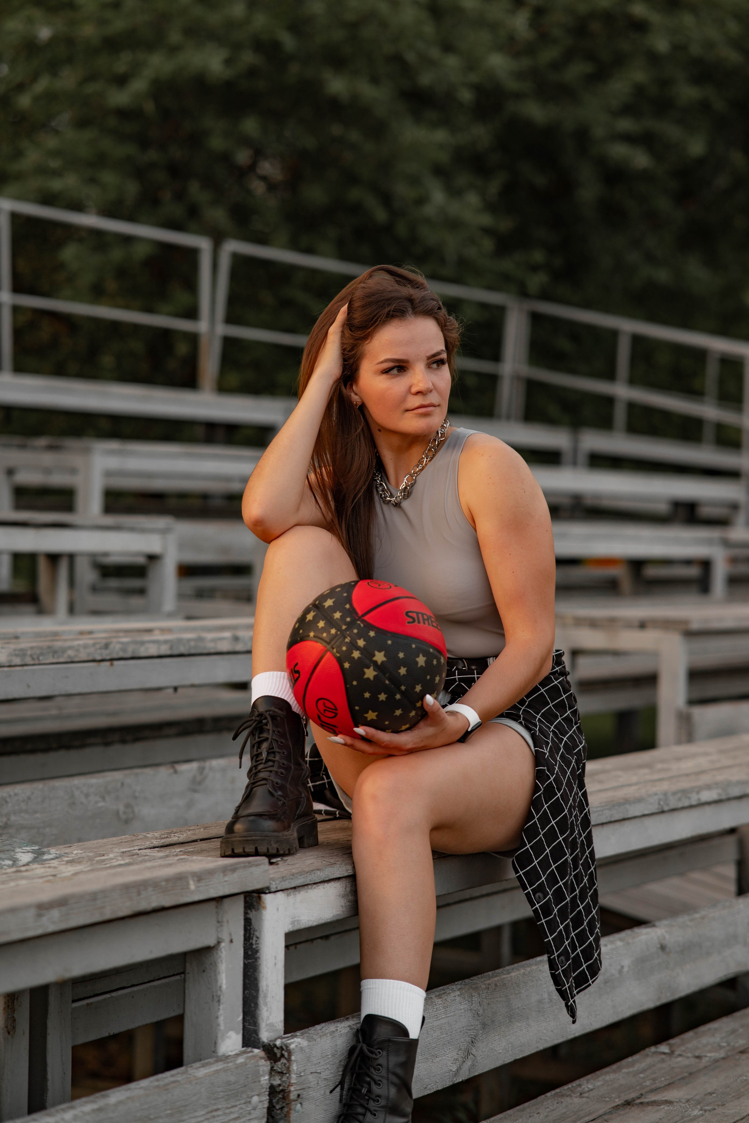 Девушка- спортсменка на стадионе города Абакана при закатном солнце. Семейный и свадебный фотограф в Абакане Юлия Су