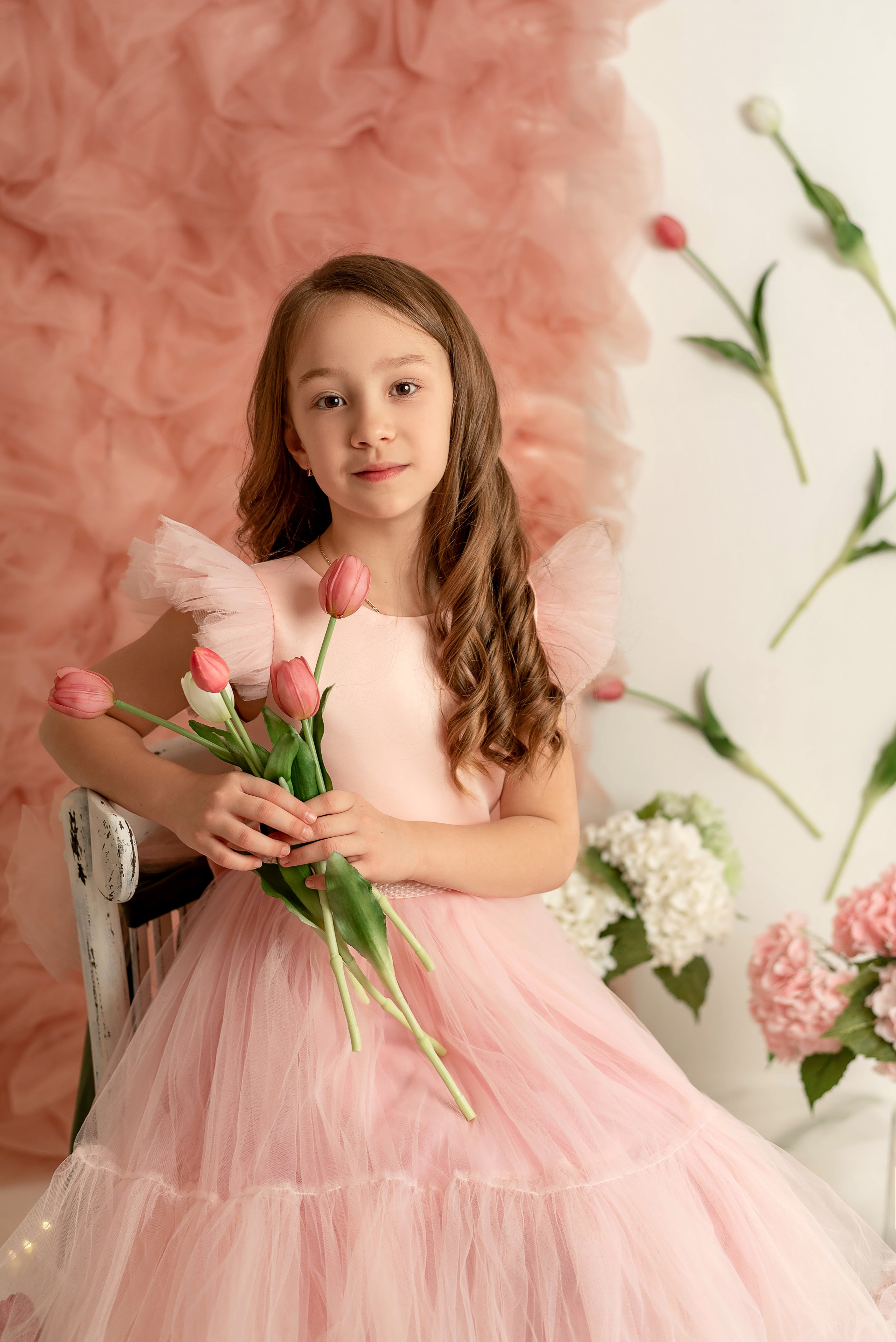 София и Есения — тюльпаны. Семейный и детский фотограф Наталья Горда