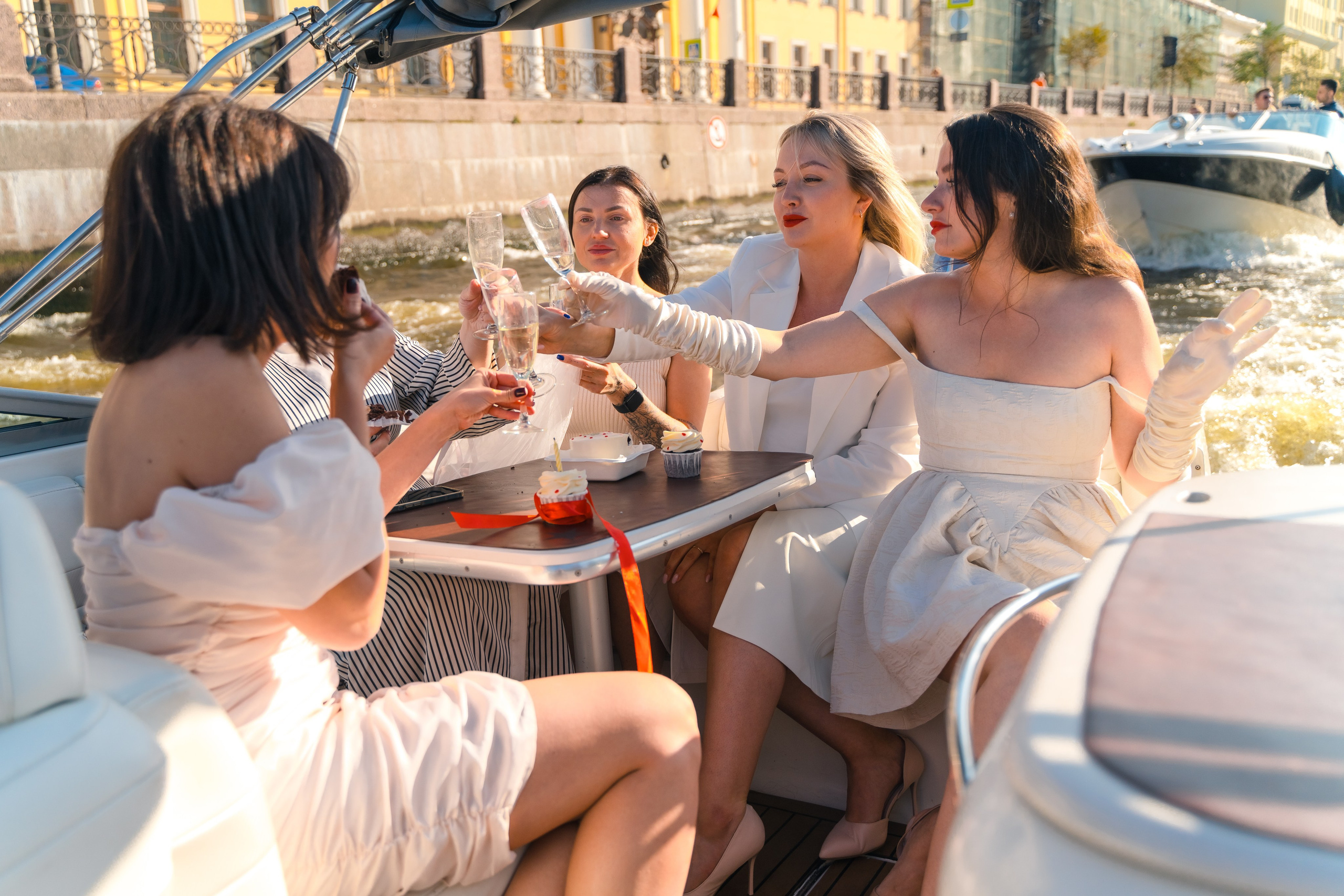 Фотосъемка девичника, встреча девушек, веселые женские портреты