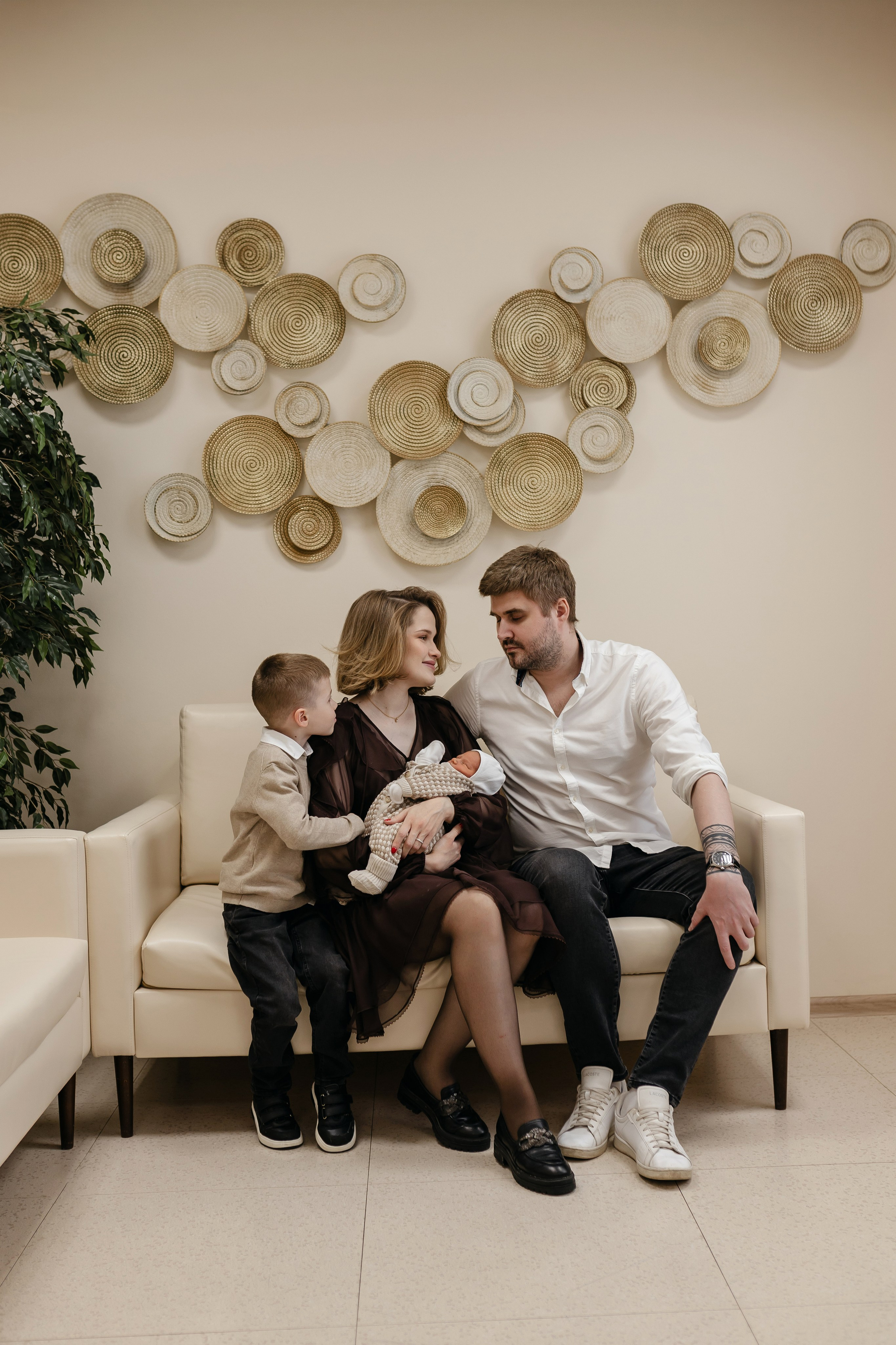 Фотограф на выписку из роддома в Краснодаре, выписка из Екатерининского роддома, фотограф Яна Морева. Семейный фотограф в Краснодаре Яна Морева