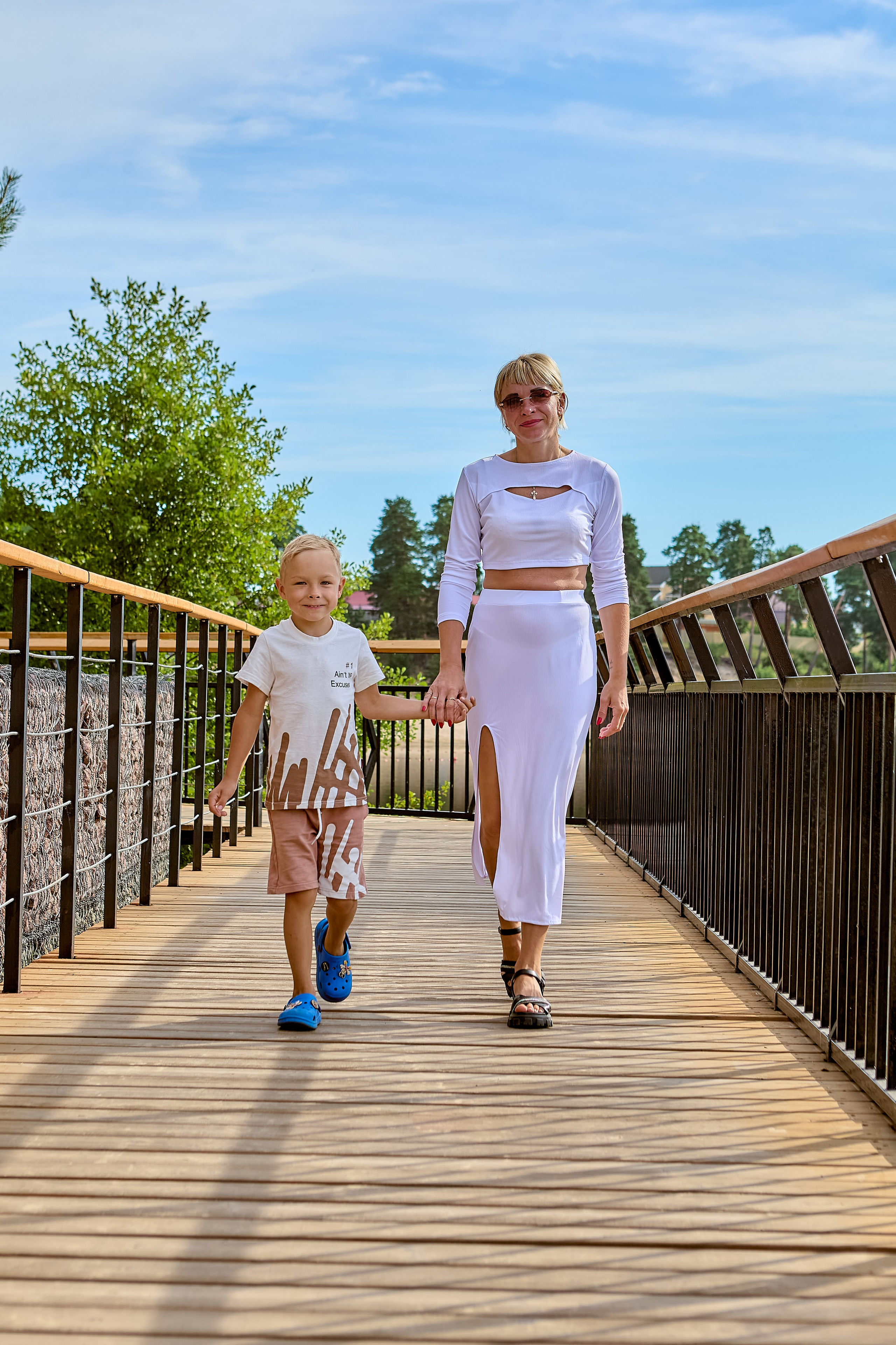 Семейная прогулка летом на озере