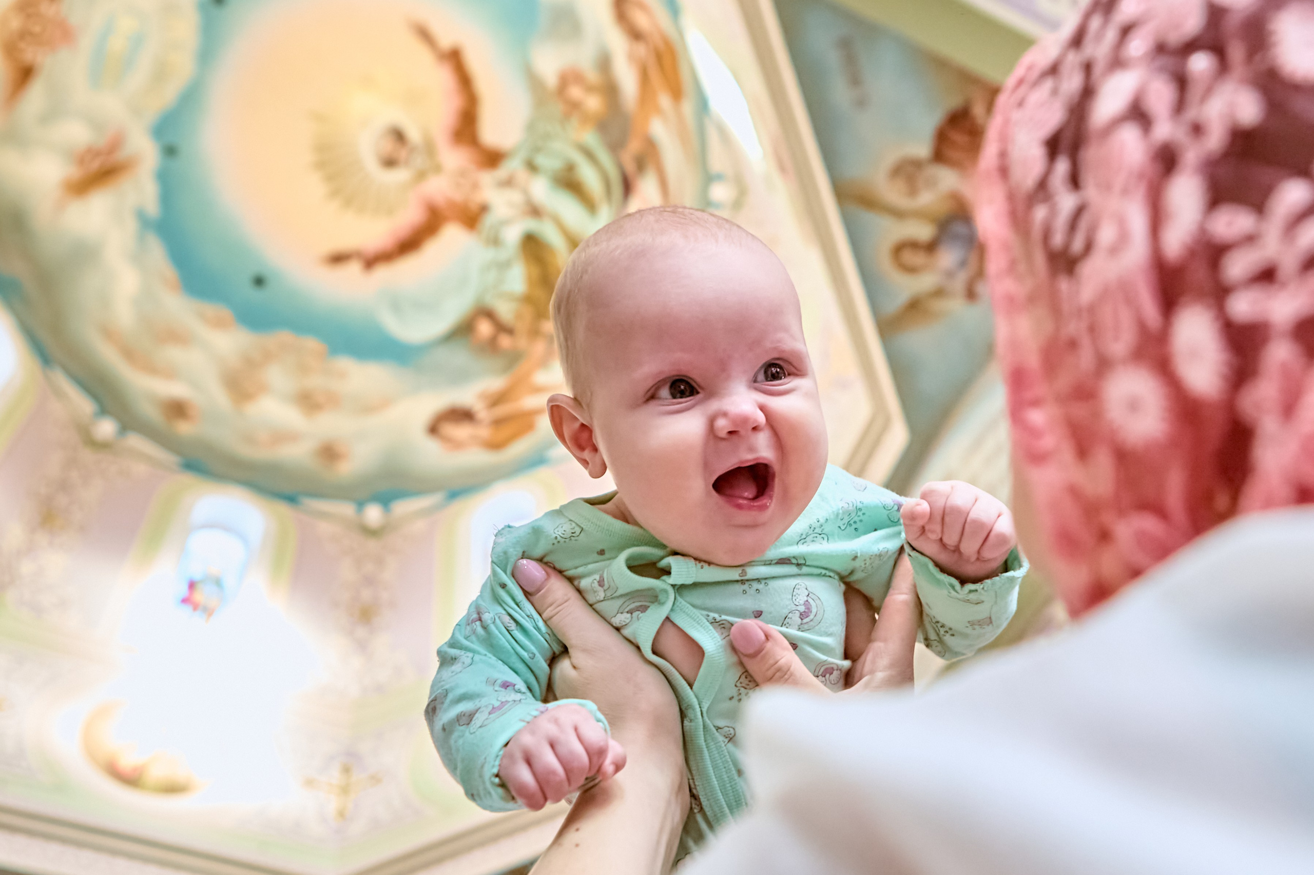 Радостный малыш. Фотограф на крещение г Дзержинск