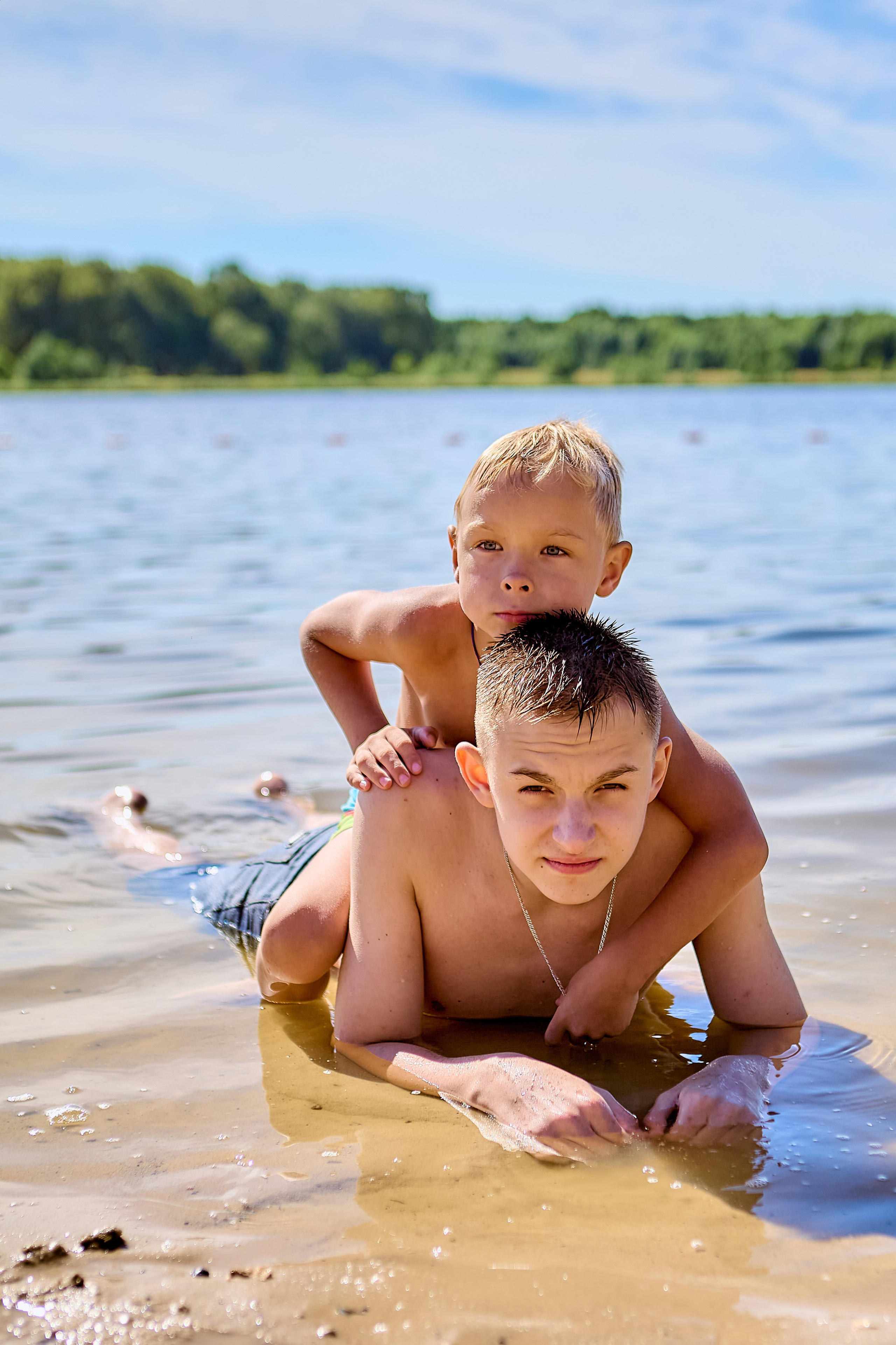 Семейная прогулка летом на озере